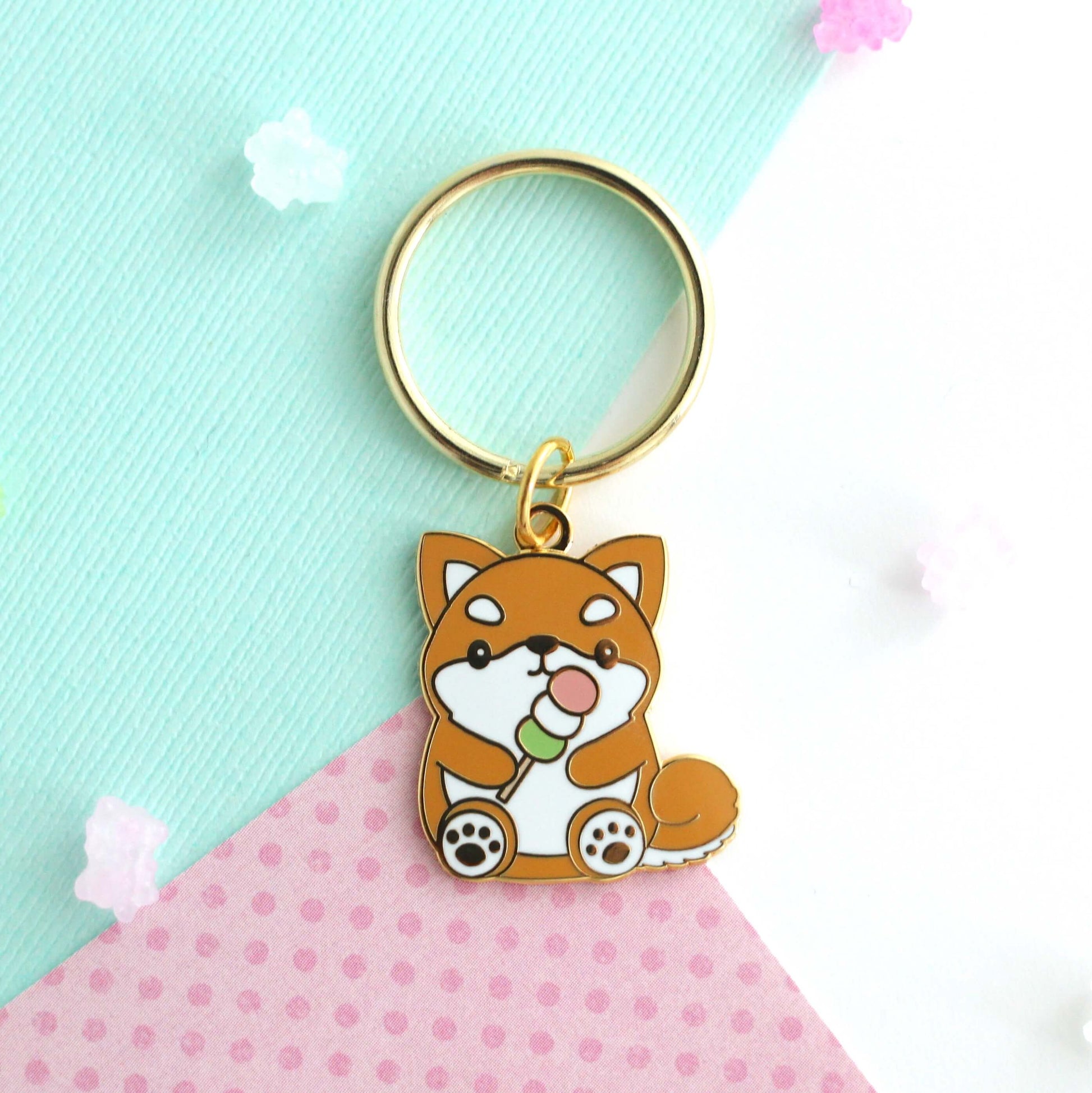 Shiba Inu tenant un porte-clés en émail Dango