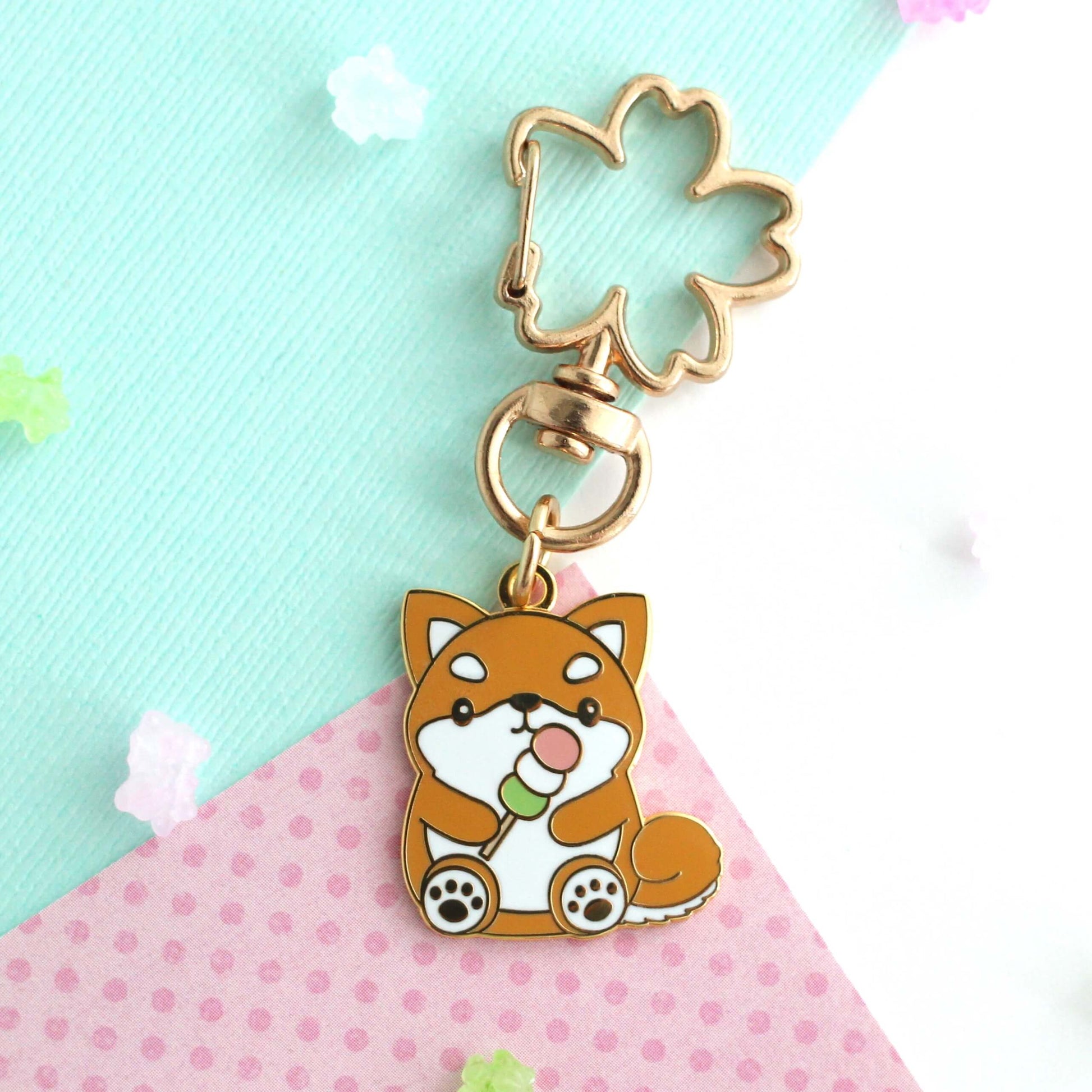 Shiba Inu tenant un porte-clés en émail Dango