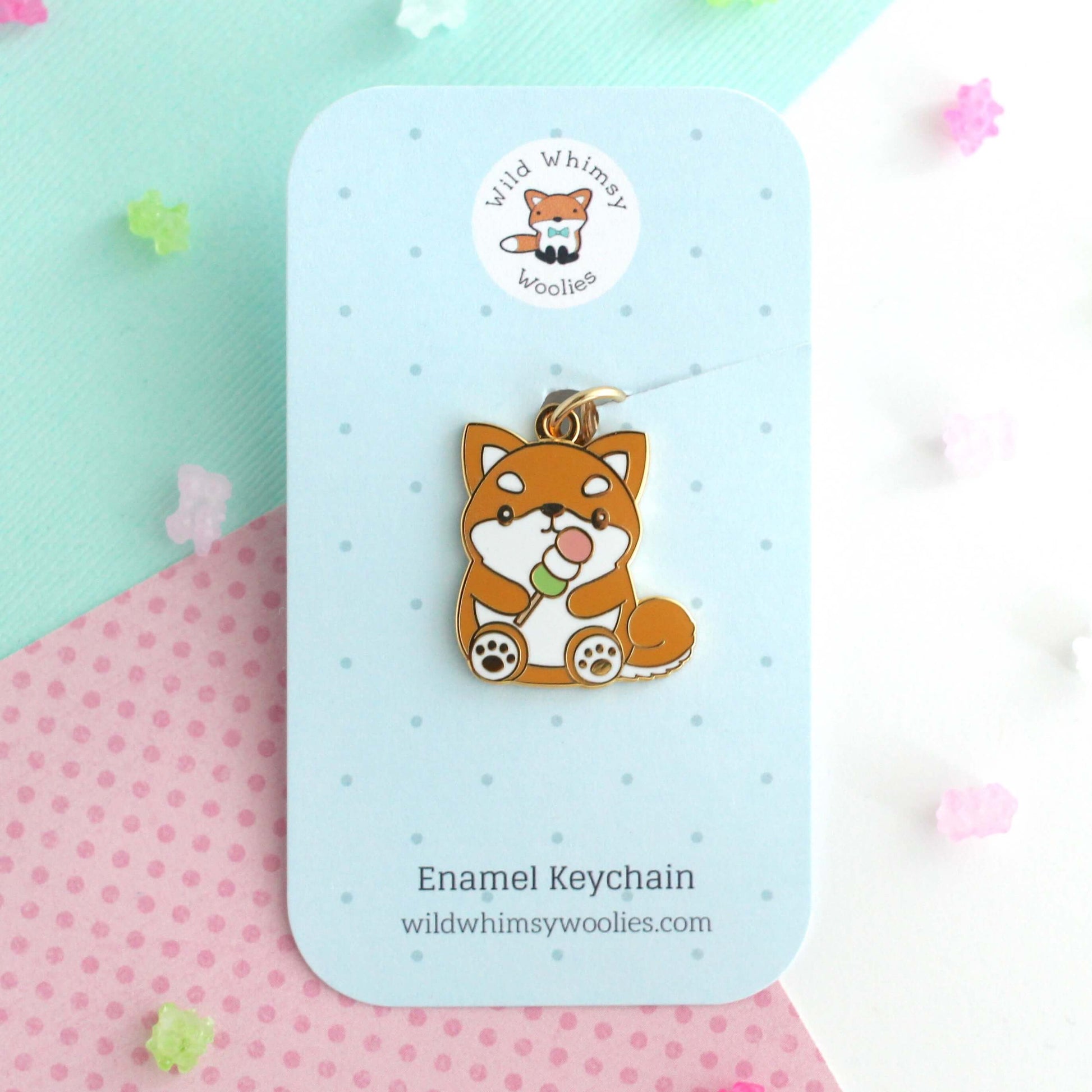 Shiba Inu tenant un porte-clés en émail Dango
