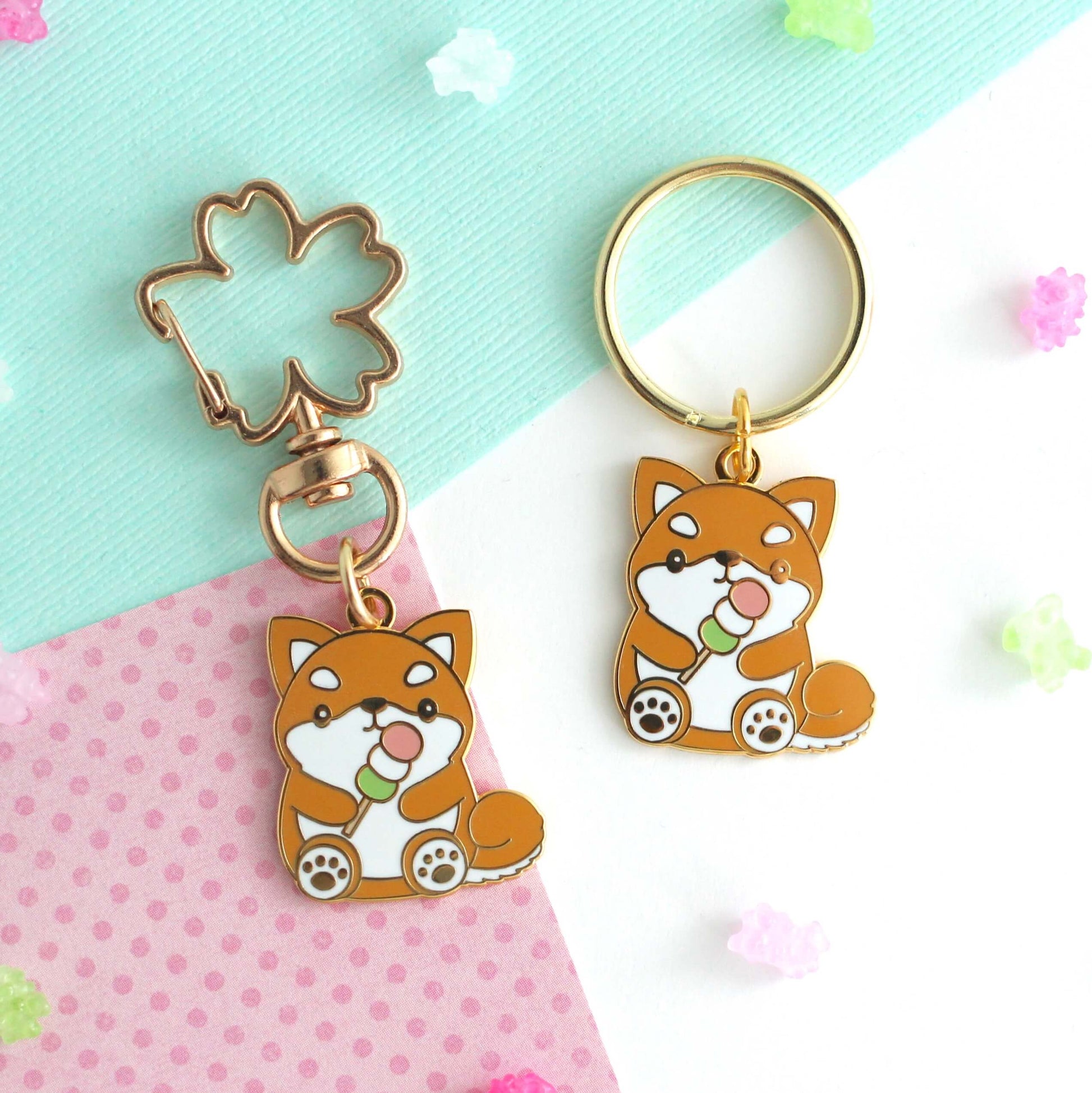 Shiba Inu tenant un porte-clés en émail Dango