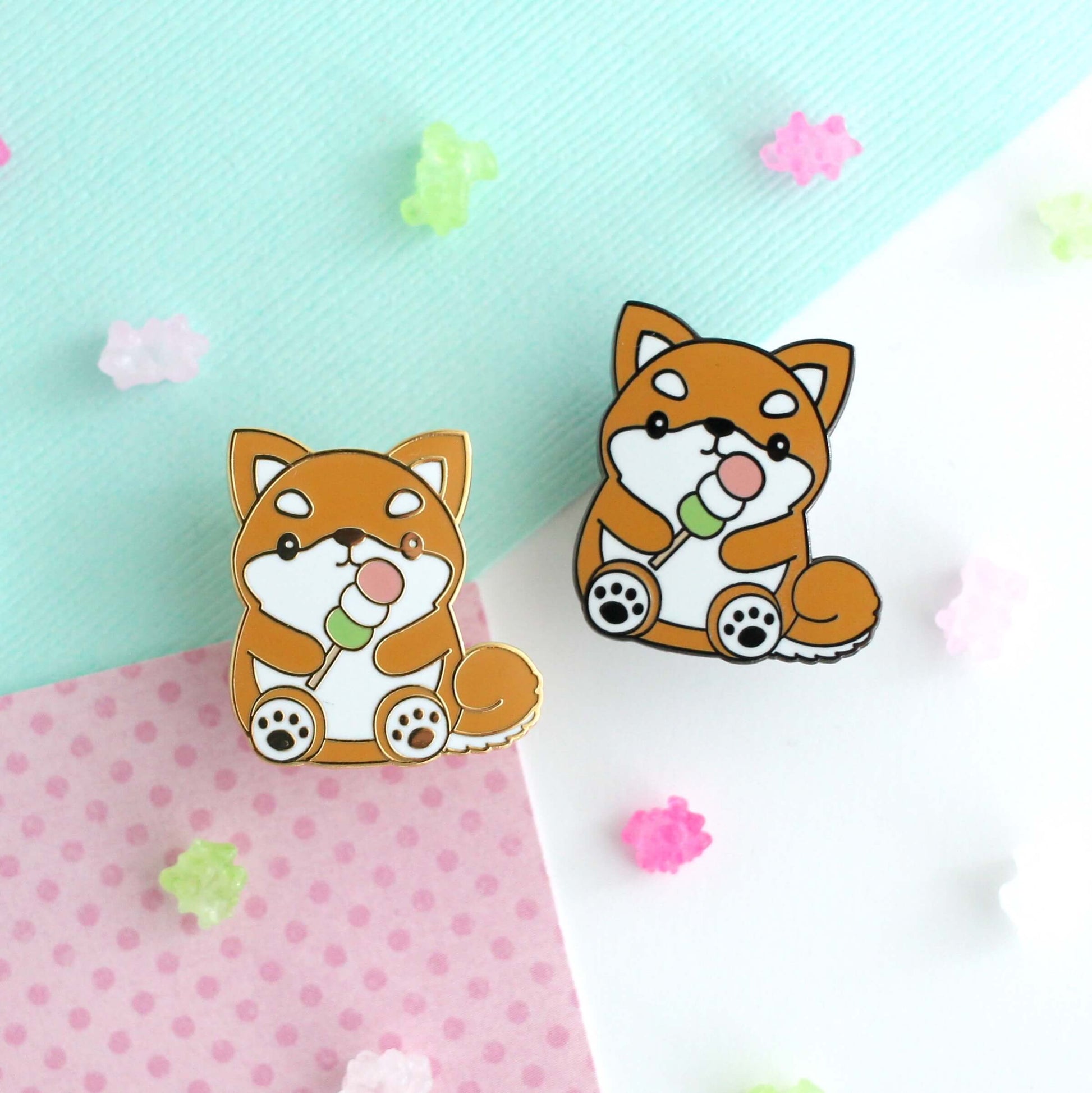 Broche émaillée Shiba Inu - Adorable chien tenant un dango