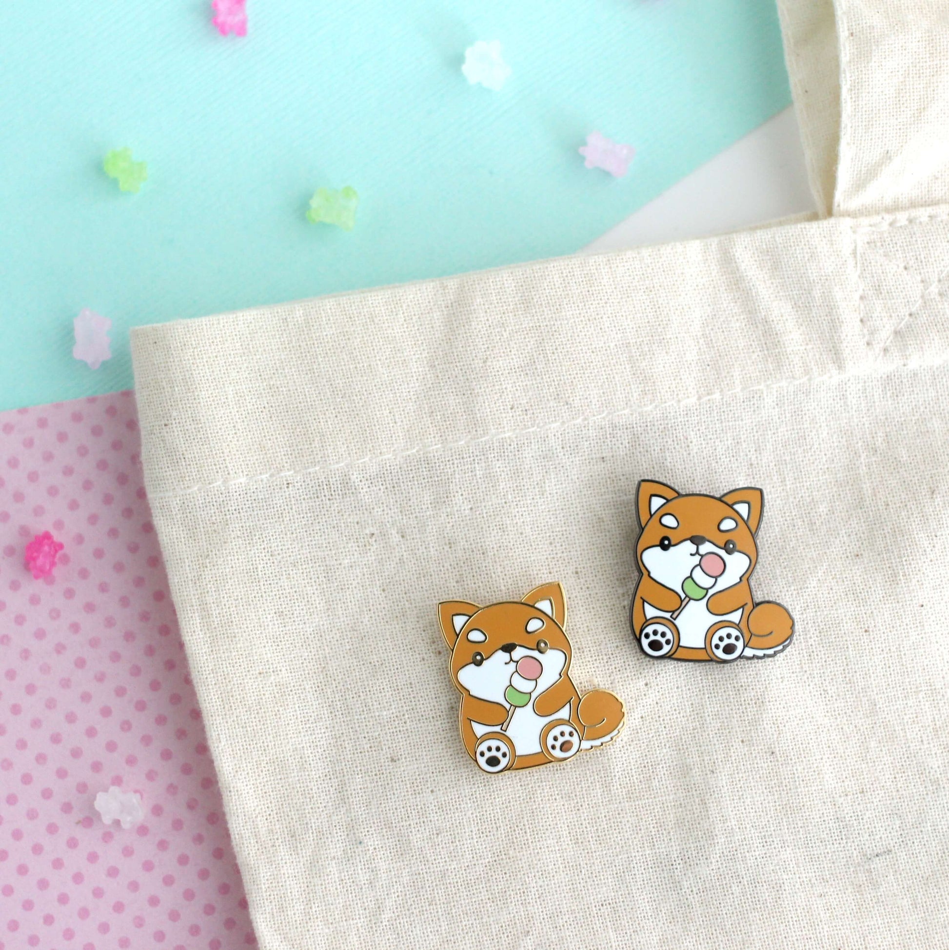 Broche émaillée Shiba Inu - Adorable chien tenant un dango