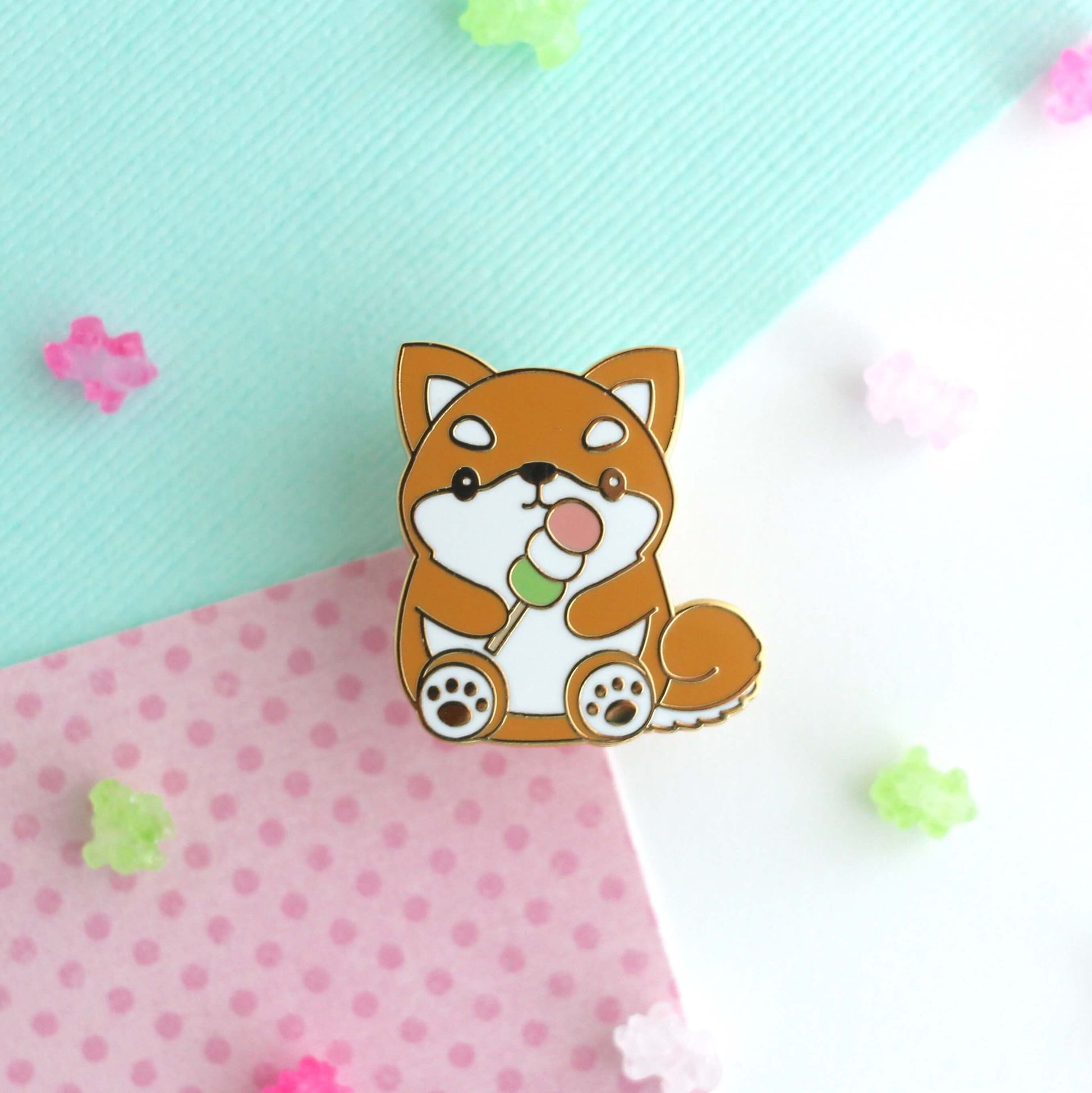 Broche émaillée Shiba Inu - Adorable chien tenant un dango