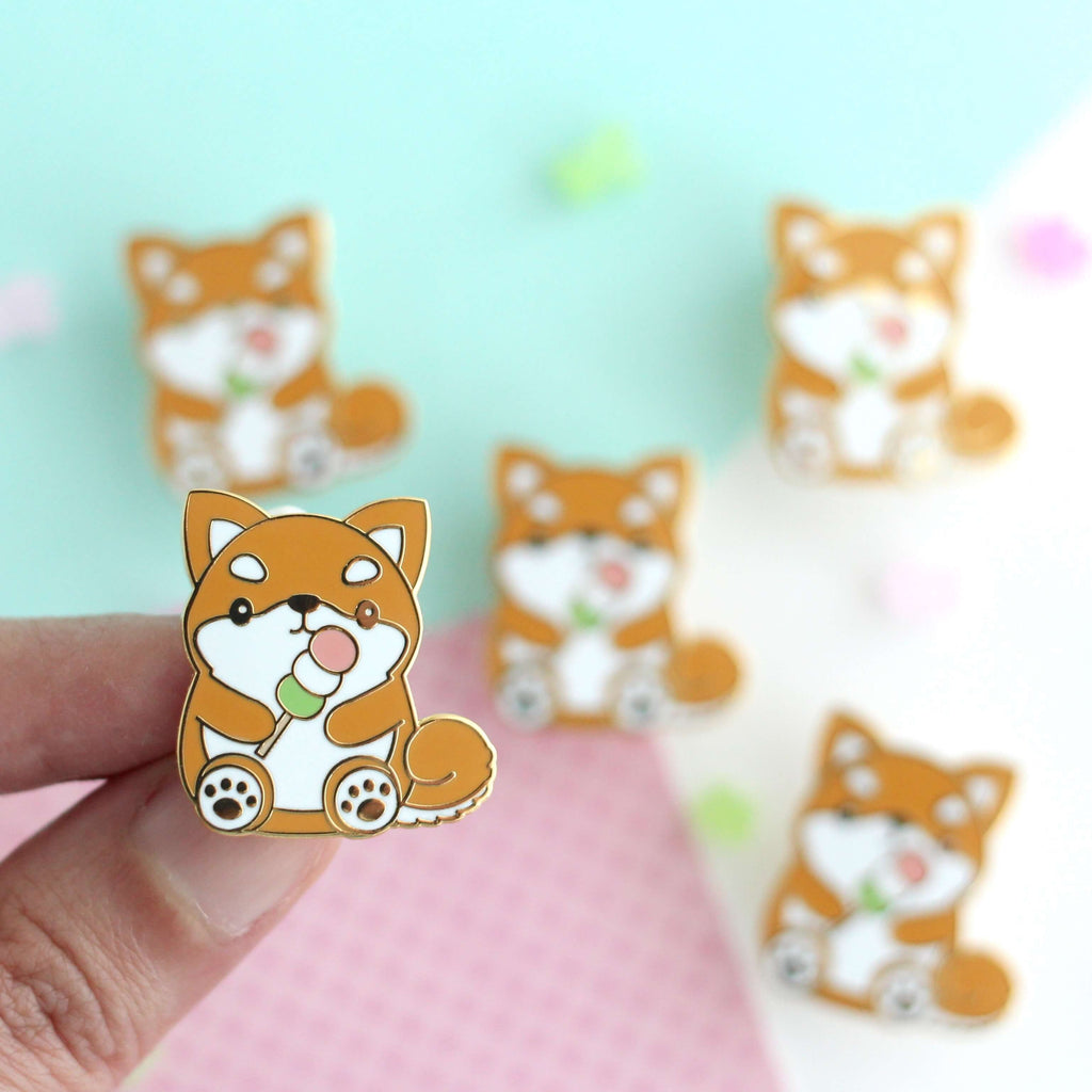 Broche émaillée Shiba Inu - Adorable chien tenant un dango