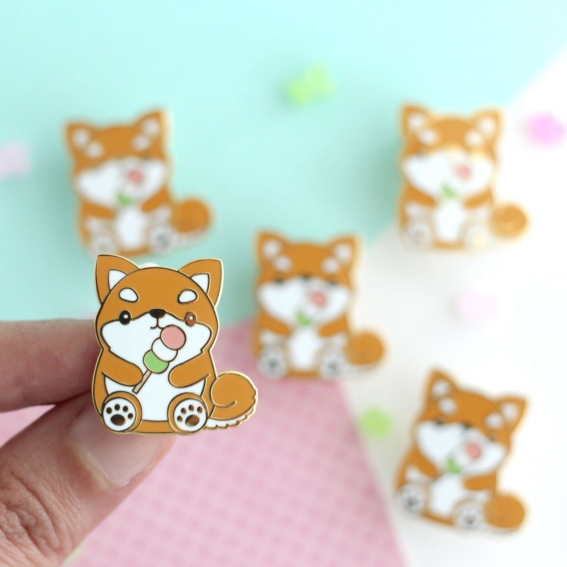 Broche émaillée Shiba Inu - Adorable chien tenant un dango