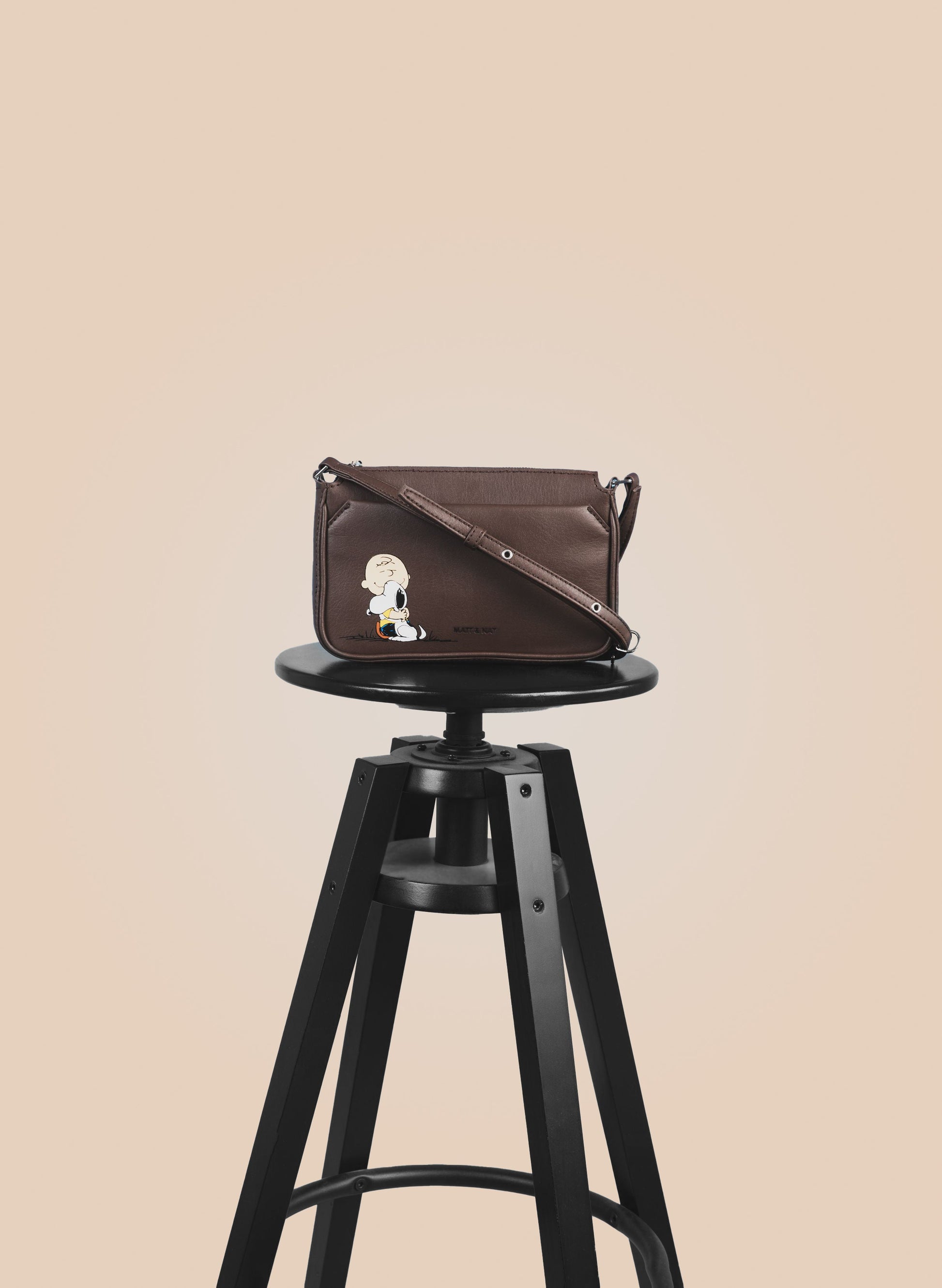 Sac bandoulière vegan IVYP de MATT &amp; NAT x PEANUTS - Édition Charlie Brown et Snoopy