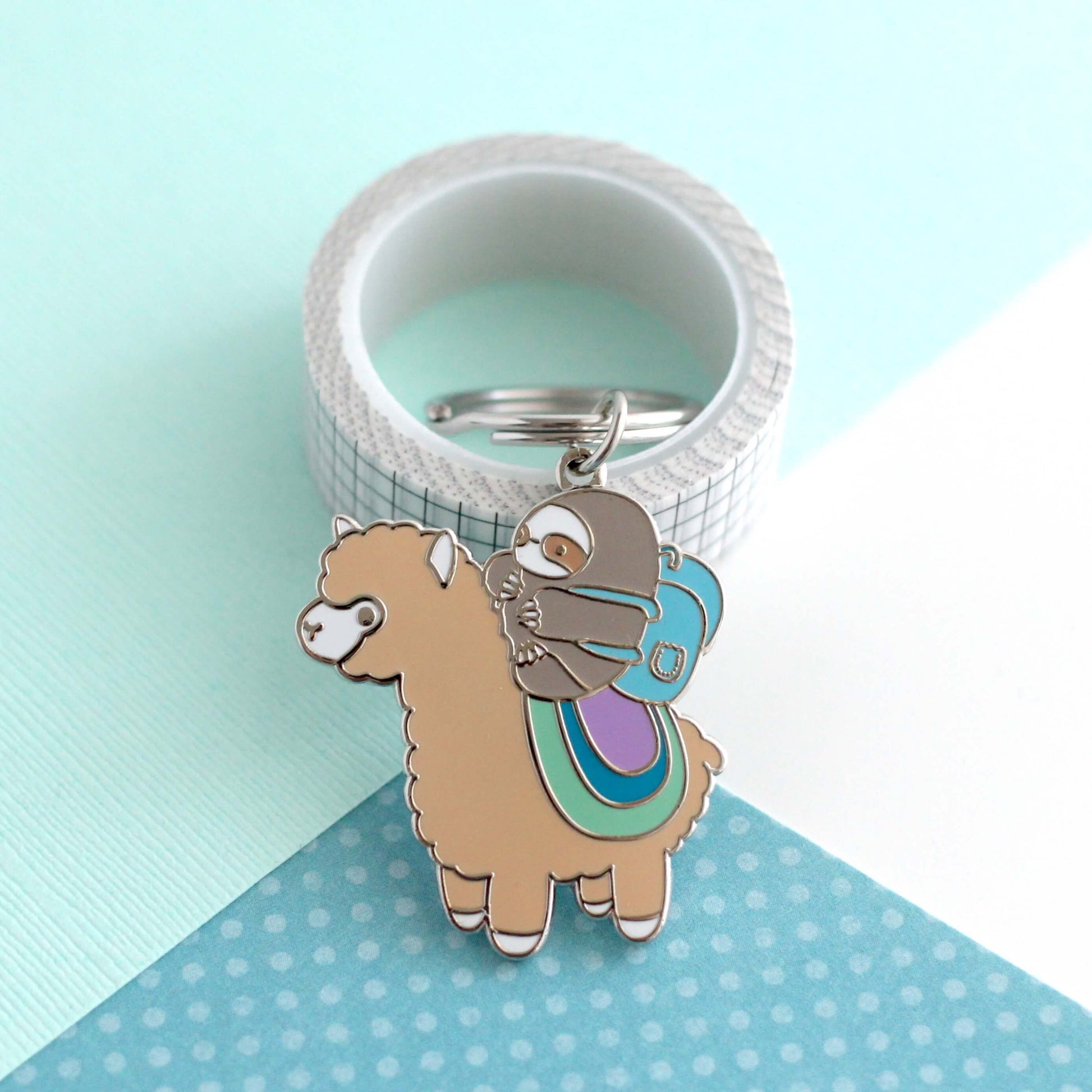 Porte-clés en émail aventurier paresseux et alpaga