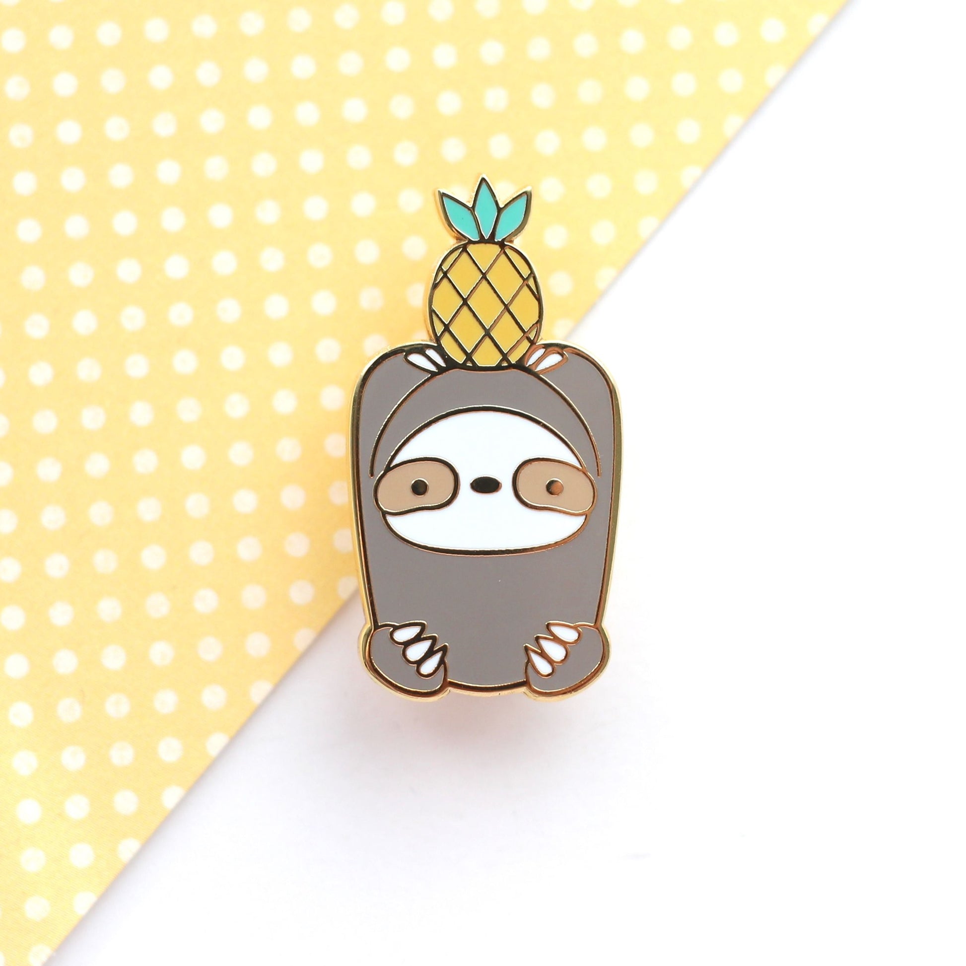 Pin's en émail ananas paresseux. Cadeau paresseux. Pin's fruit