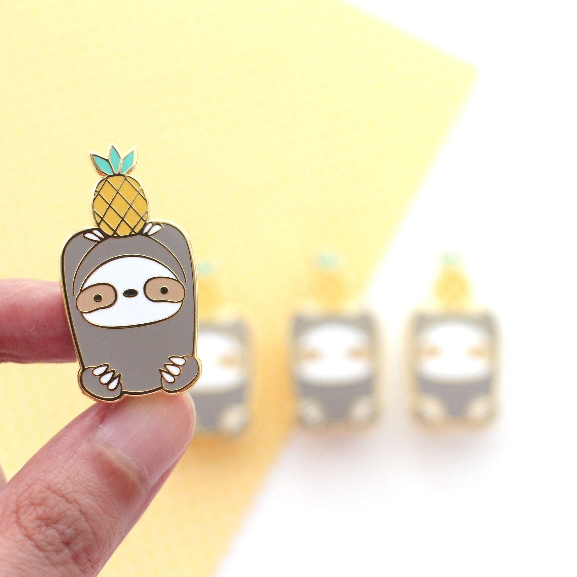 Pin's en émail ananas paresseux. Cadeau paresseux. Pin's fruit