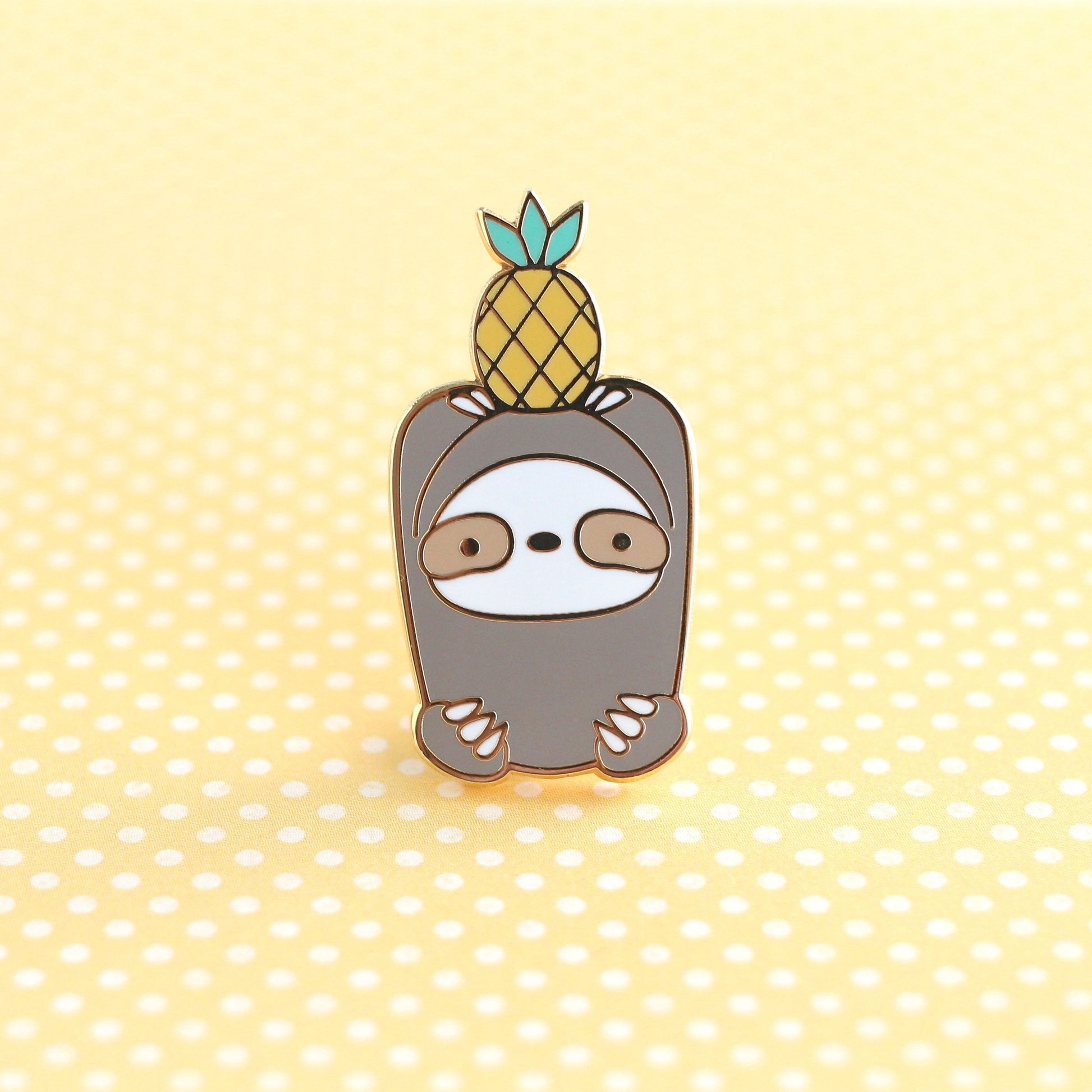 Pin's en émail ananas paresseux. Cadeau paresseux. Pin's fruit