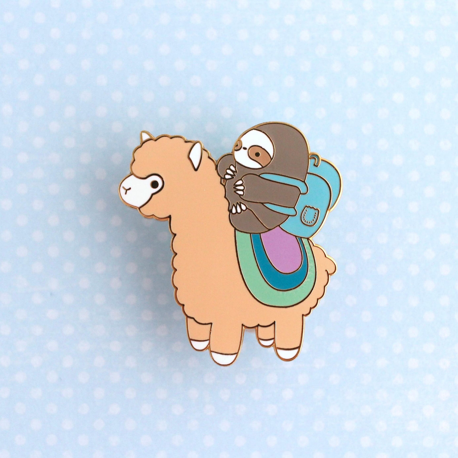 Broche émaillée « Aventurier paresseux et alpaga » (dorée) – Broche lama pour sac à dos – Cadeau alpaga
