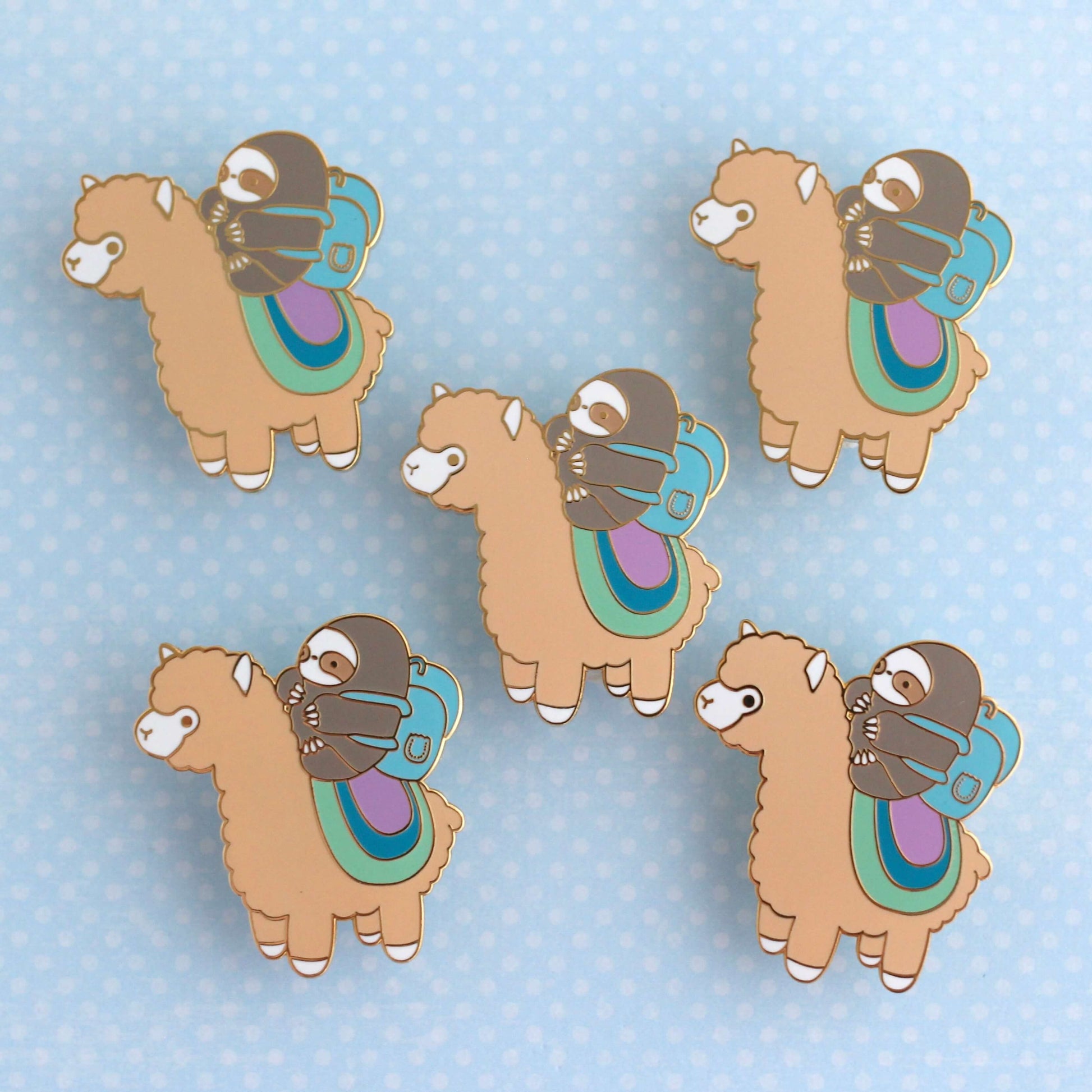 Broche émaillée « Aventurier paresseux et alpaga » (dorée) – Broche lama pour sac à dos – Cadeau alpaga