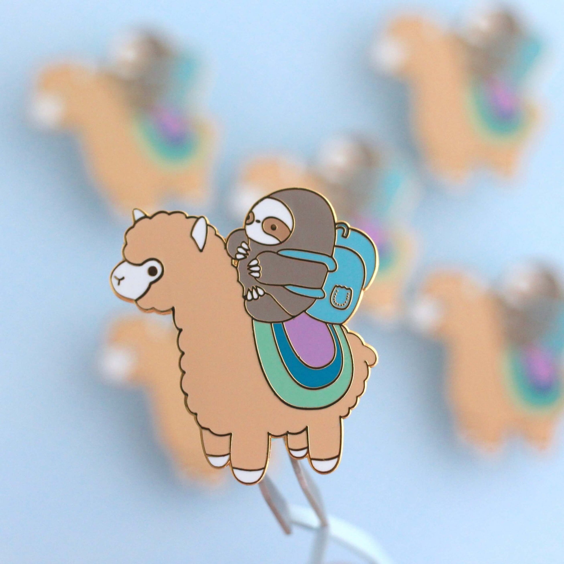 Broche émaillée « Aventurier paresseux et alpaga » (dorée) – Broche lama pour sac à dos – Cadeau alpaga