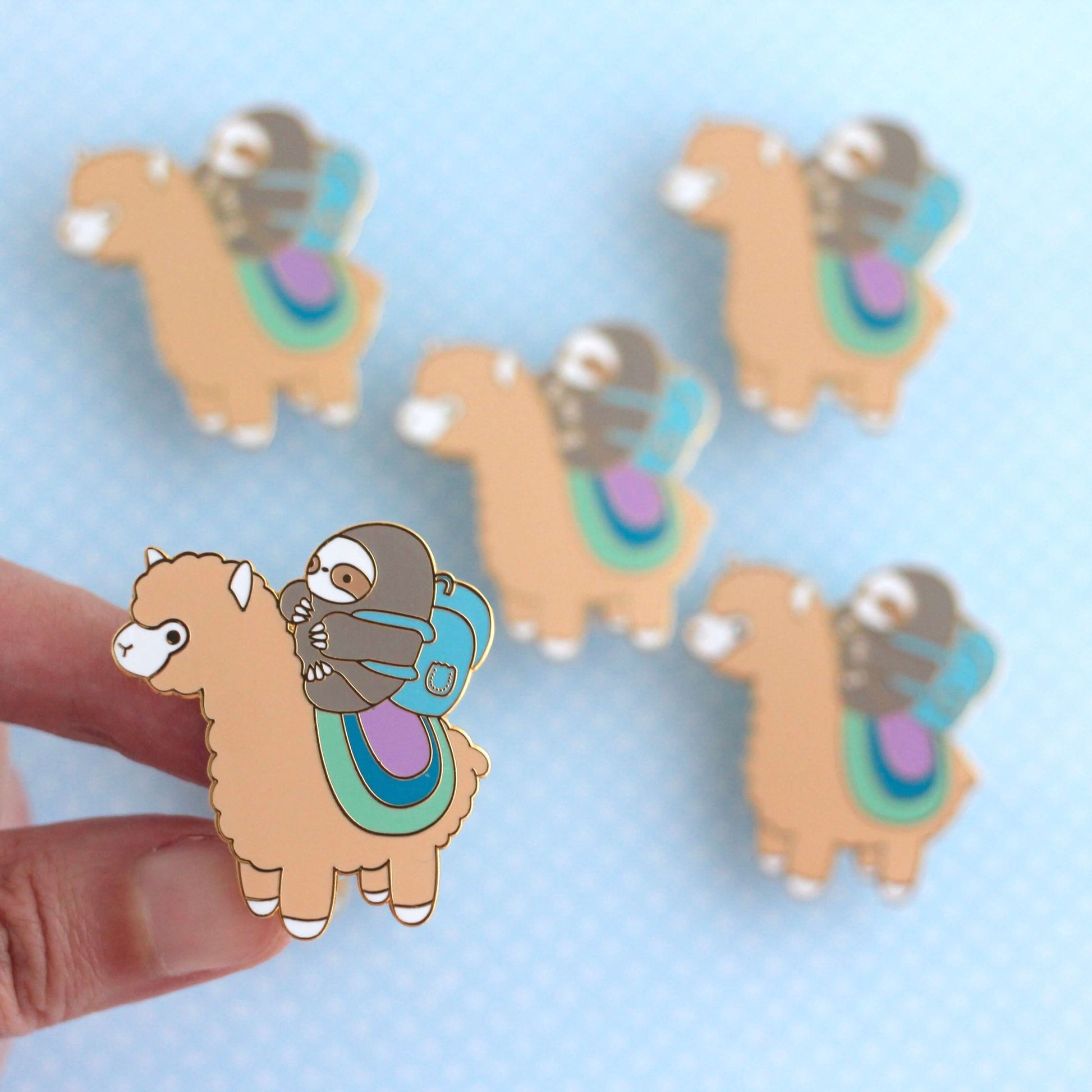 Broche émaillée « Aventurier paresseux et alpaga » (dorée) – Broche lama pour sac à dos – Cadeau alpaga