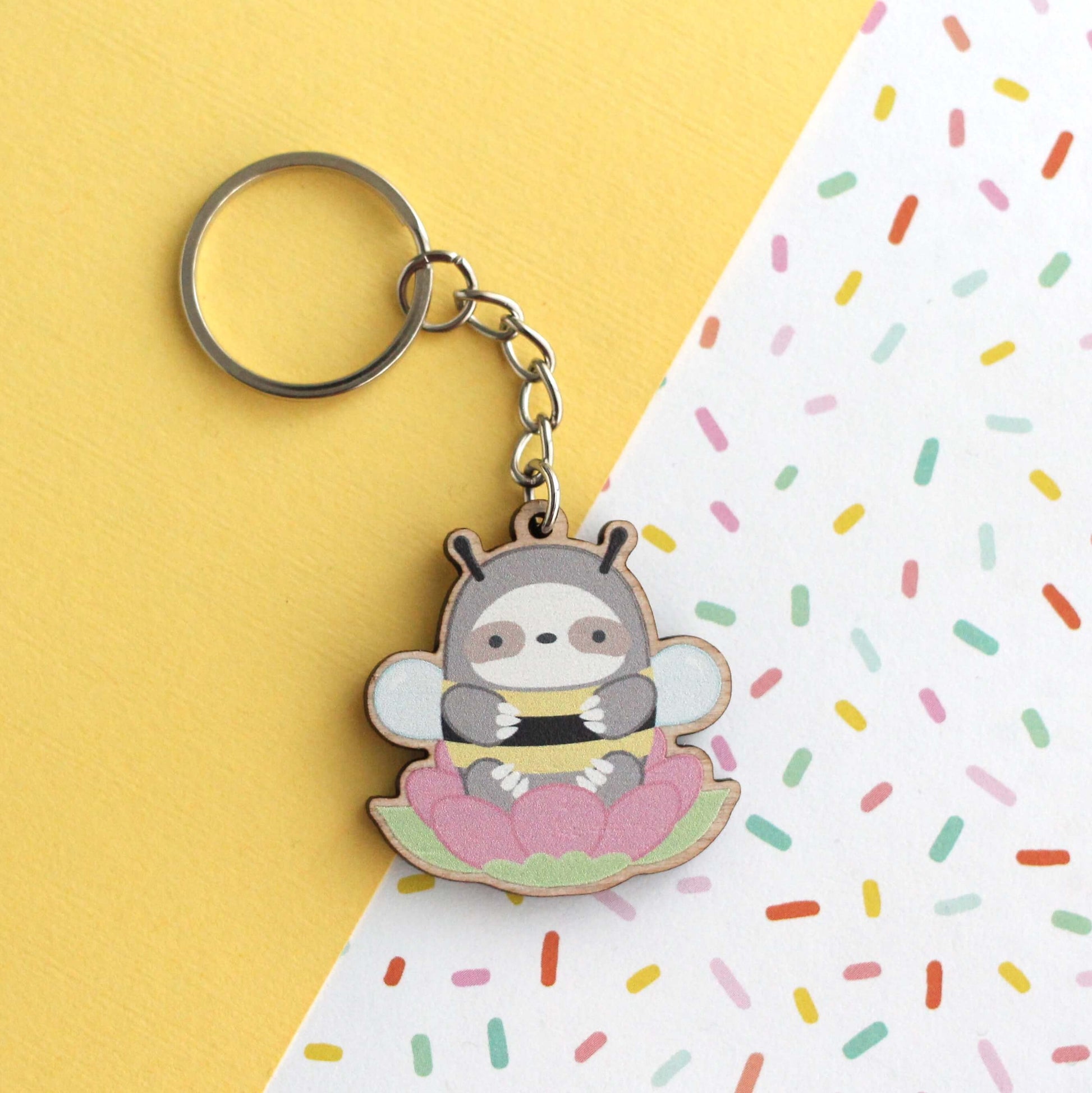 Porte-clés en bois Bumblesloth - Paresseux en costume d'abeille