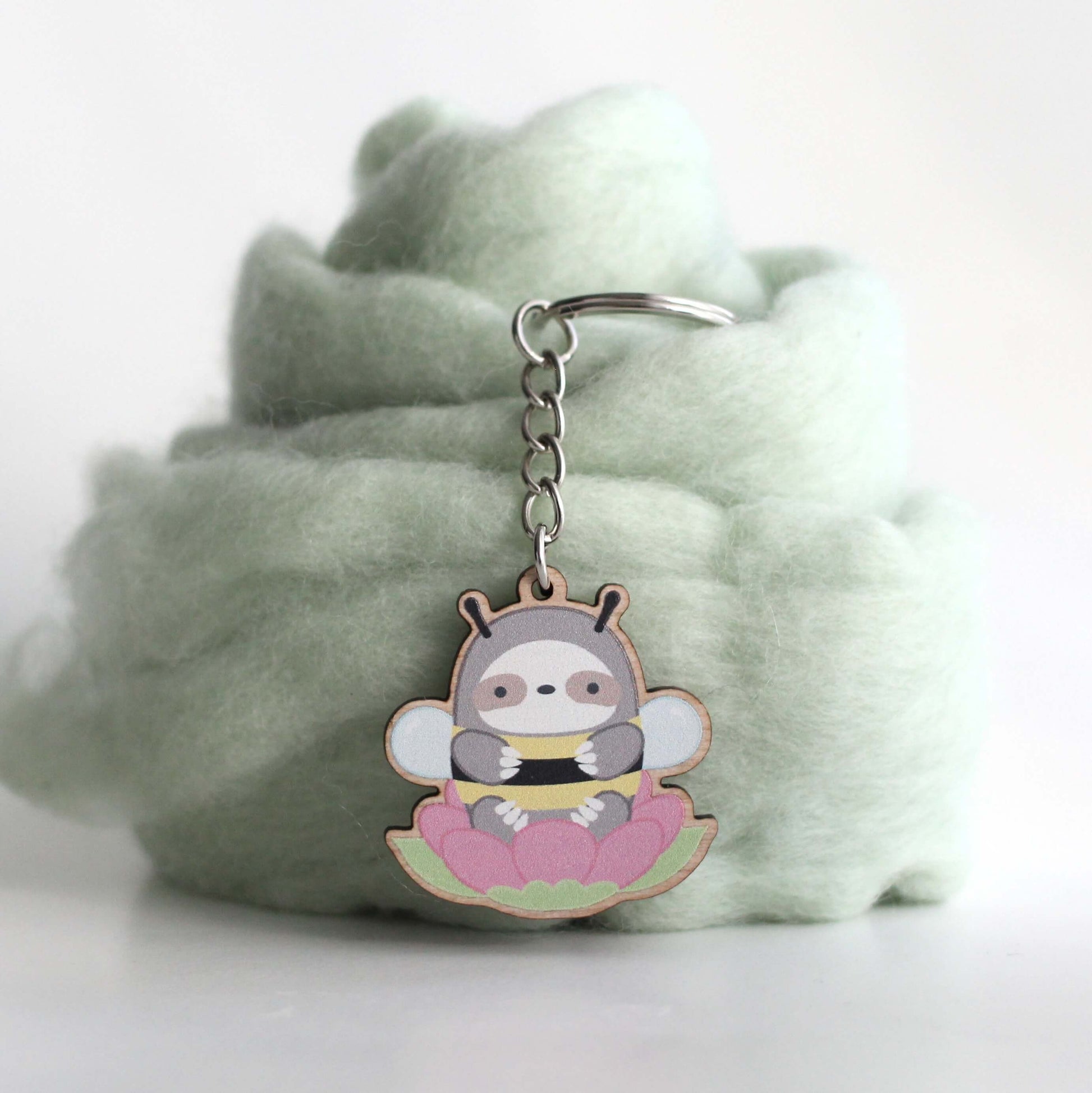 Porte-clés en bois Bumblesloth - Paresseux en costume d'abeille