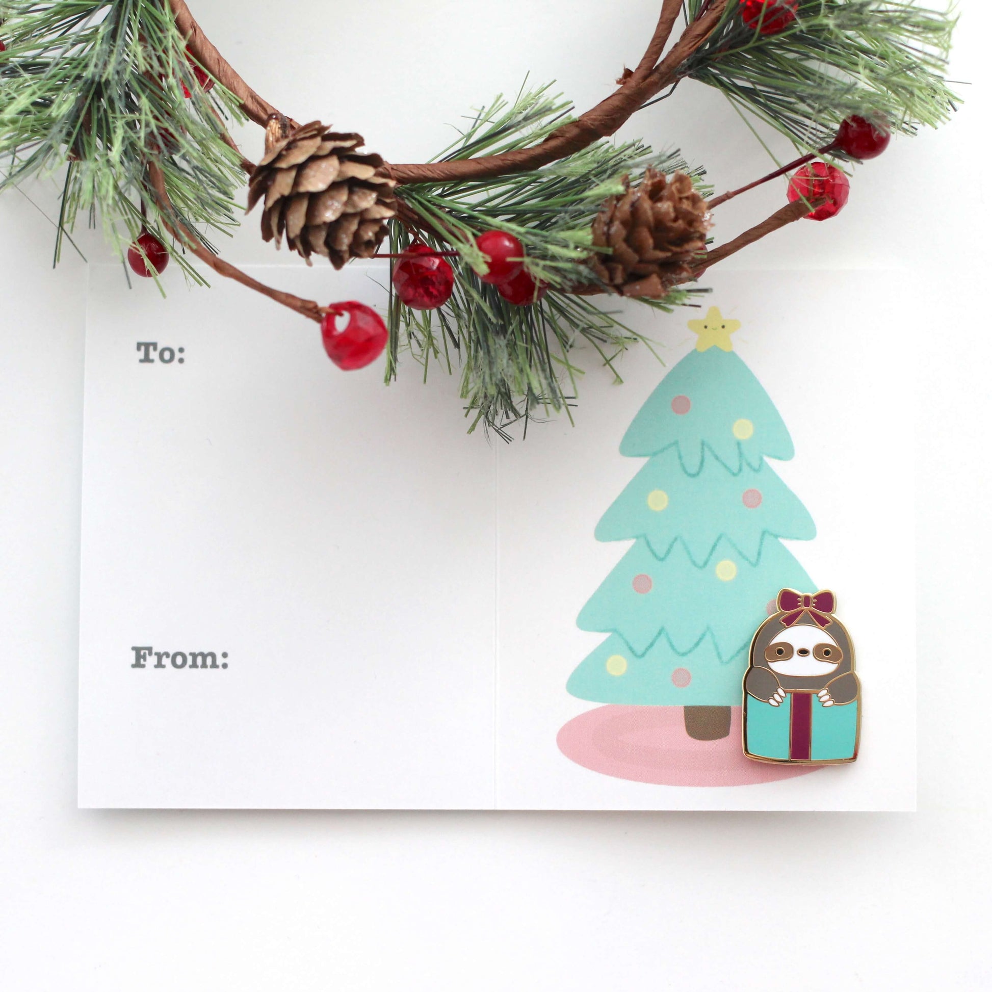 Coffret cadeau avec broche en émail représentant un paresseux. Cadeau d'anniversaire pour un paresseux. Cadeau de Saint-Valentin.