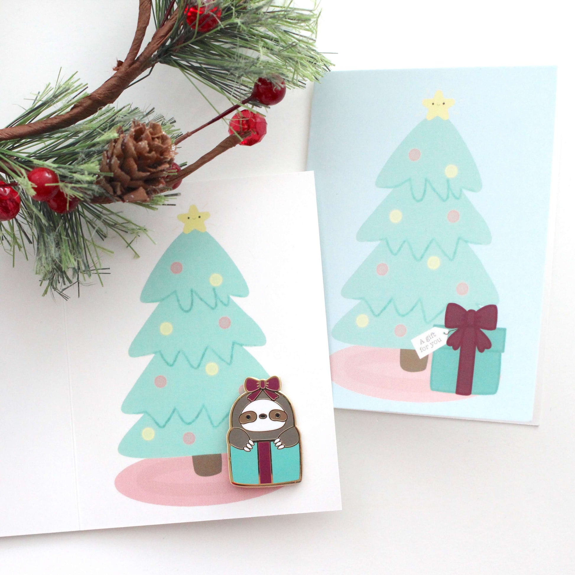 Coffret cadeau avec broche en émail représentant un paresseux. Cadeau d'anniversaire pour un paresseux. Cadeau de Saint-Valentin.
