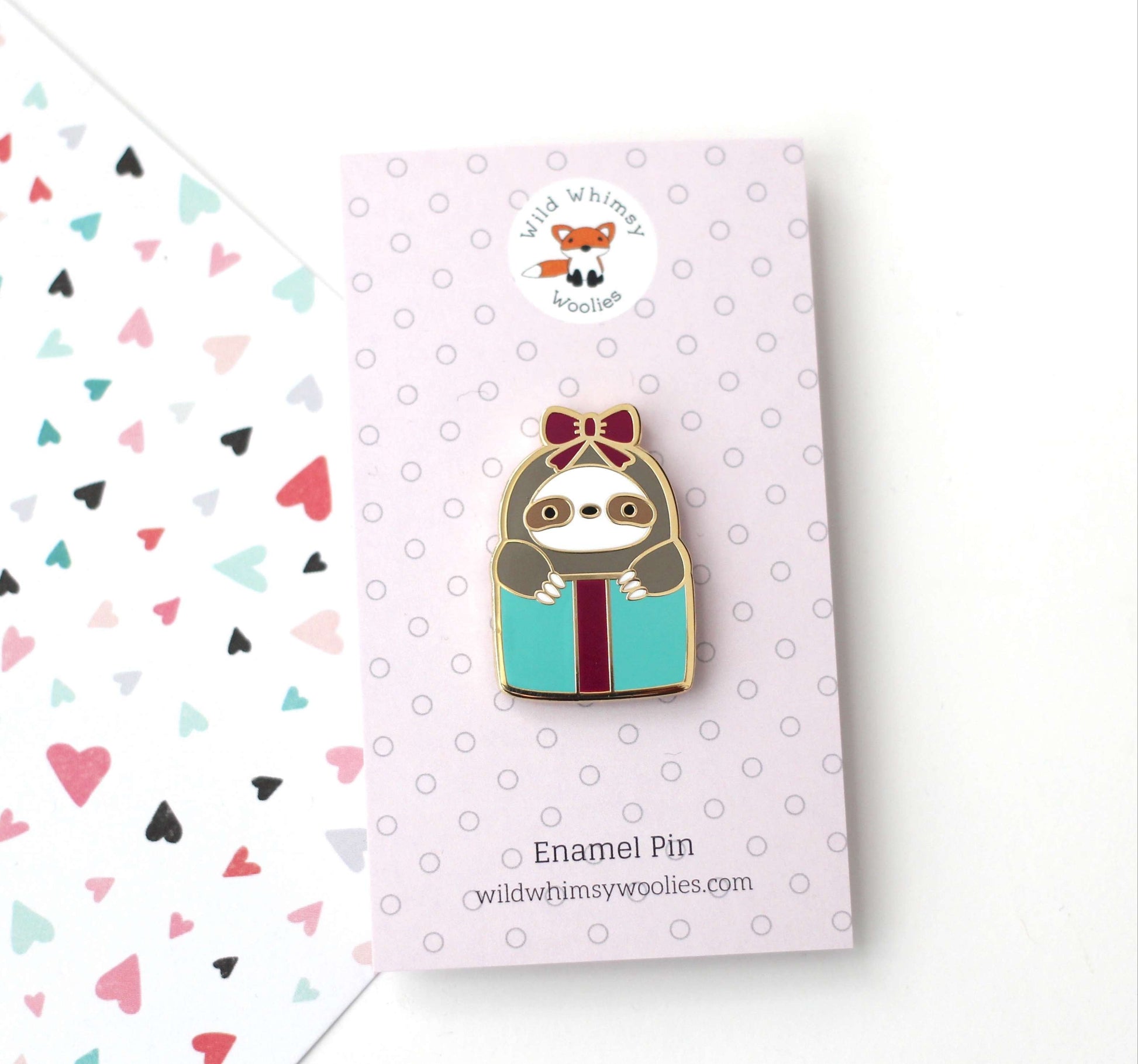 Coffret cadeau avec broche en émail représentant un paresseux. Cadeau d'anniversaire pour un paresseux. Cadeau de Saint-Valentin.