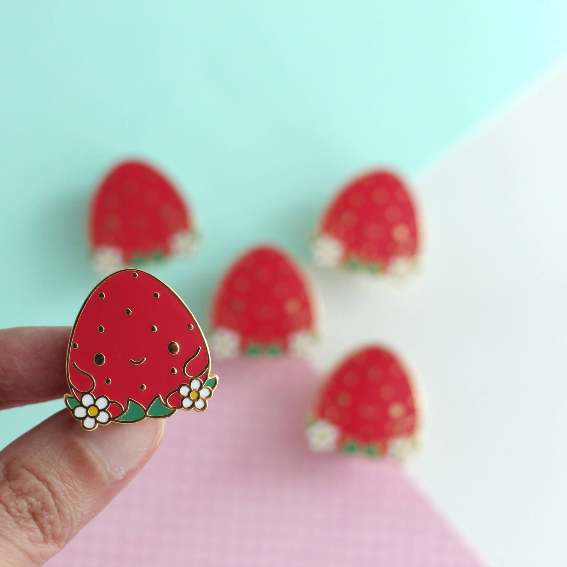 Broche émaillée Happy Strawberry
