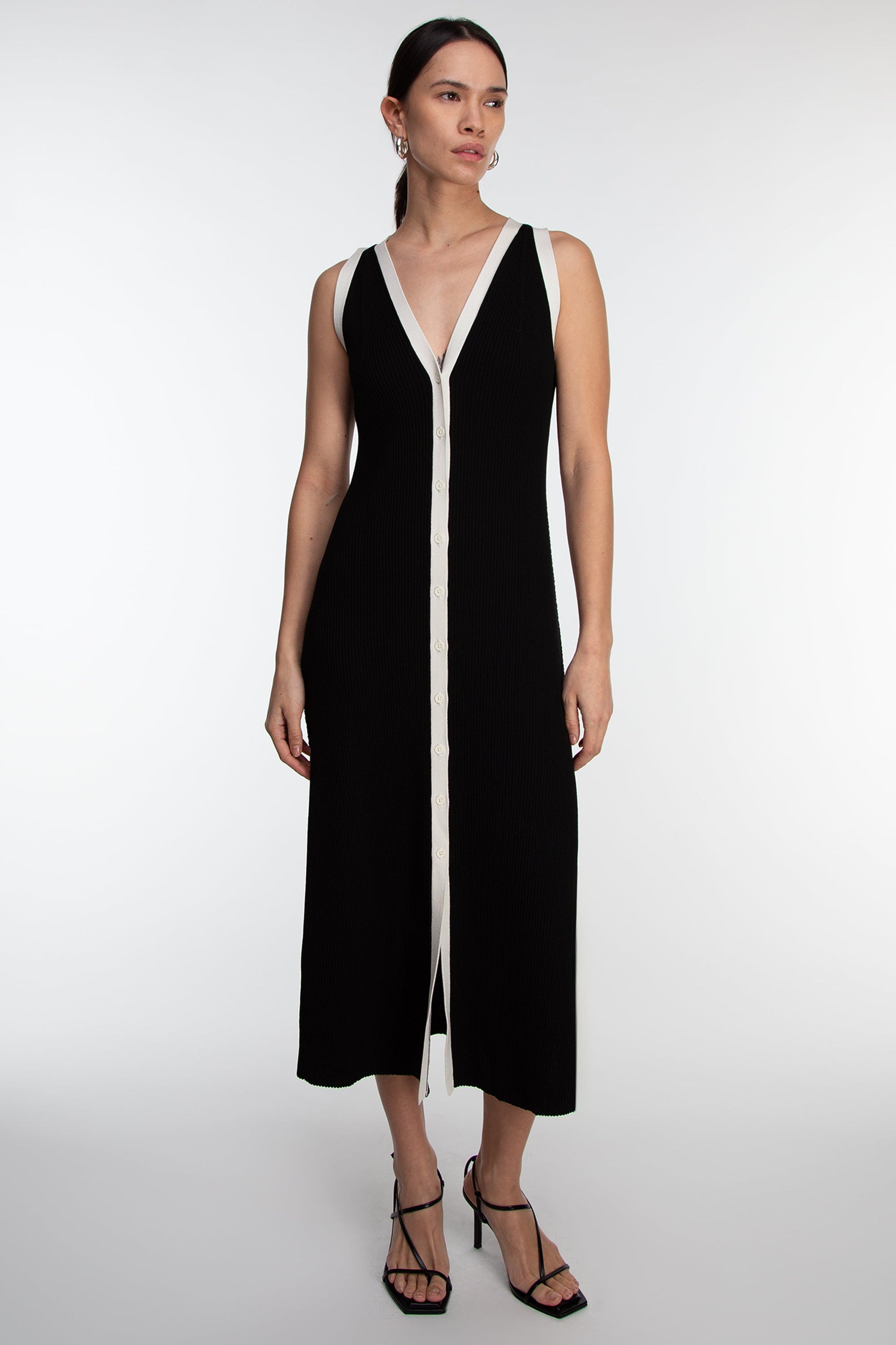 ROBE LONGUE SANS MANCHES AVEC BORDURES CONTRASTÉES ET BOUTONNÉES SUR LE DEVANT
