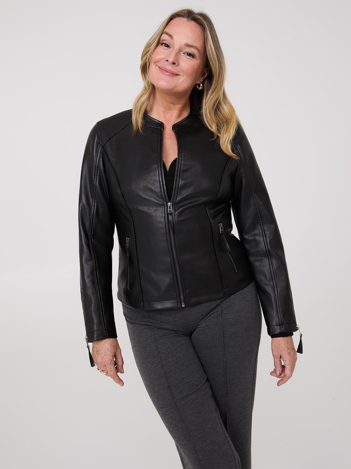 Veste en similicuir zippée sur le devant