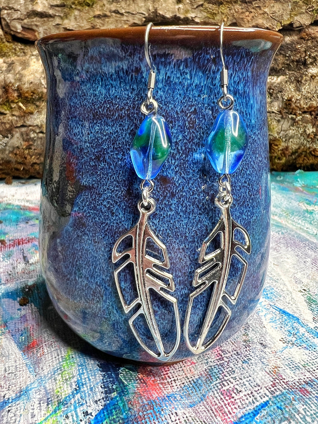 Boucles d'oreilles en perles de verre d'uranium bleu-vert et plumes – Nature-Inspired Glow 
