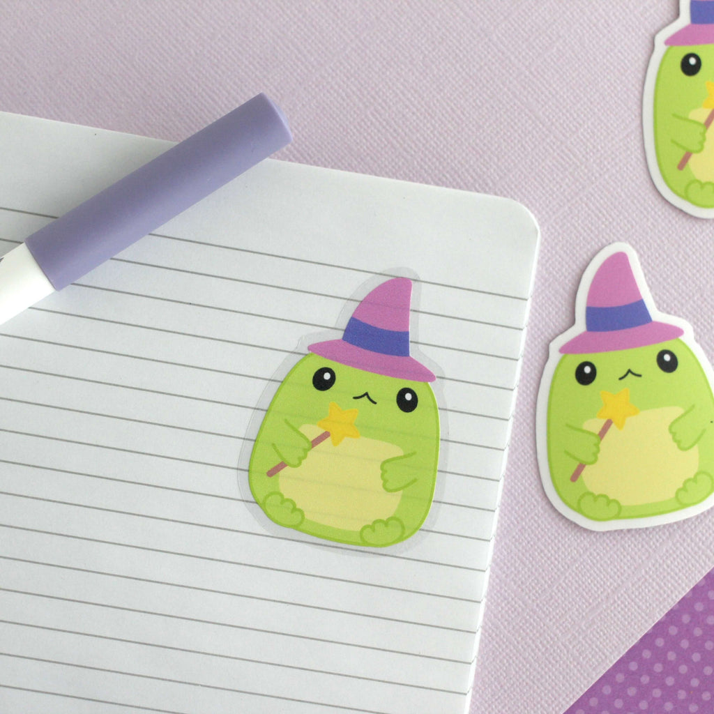 Autocollant en vinyle transparent « Crapaud Sorcière » – Autocollant grenouille verte magique