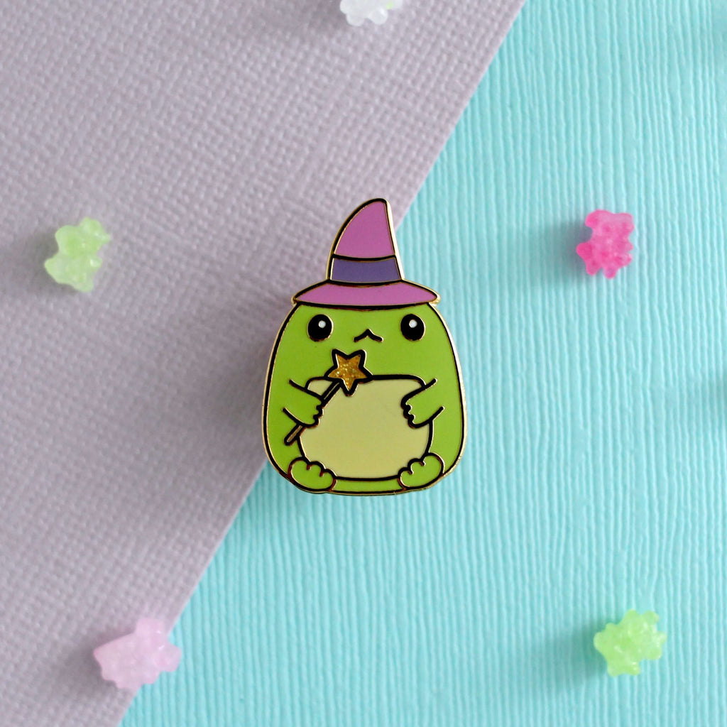 Broche en émail Sorcière crapaud - Broche grenouille verte magique