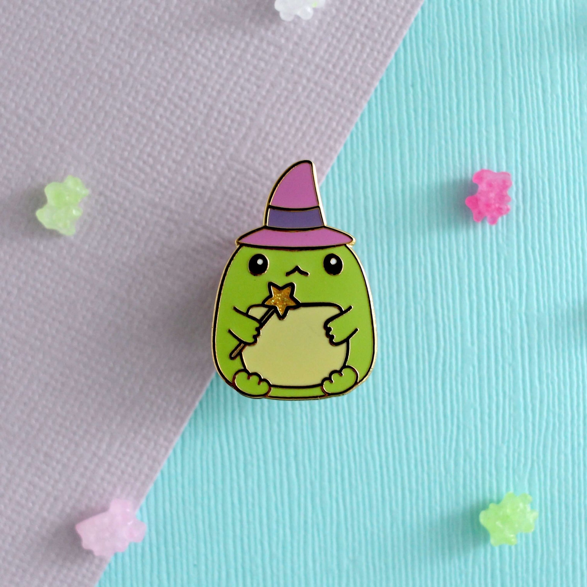 Broche en émail Sorcière crapaud - Broche grenouille verte magique