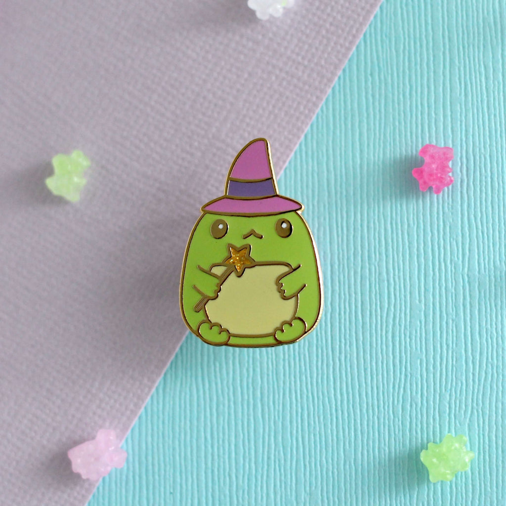 Broche en émail Sorcière crapaud - Broche grenouille verte magique