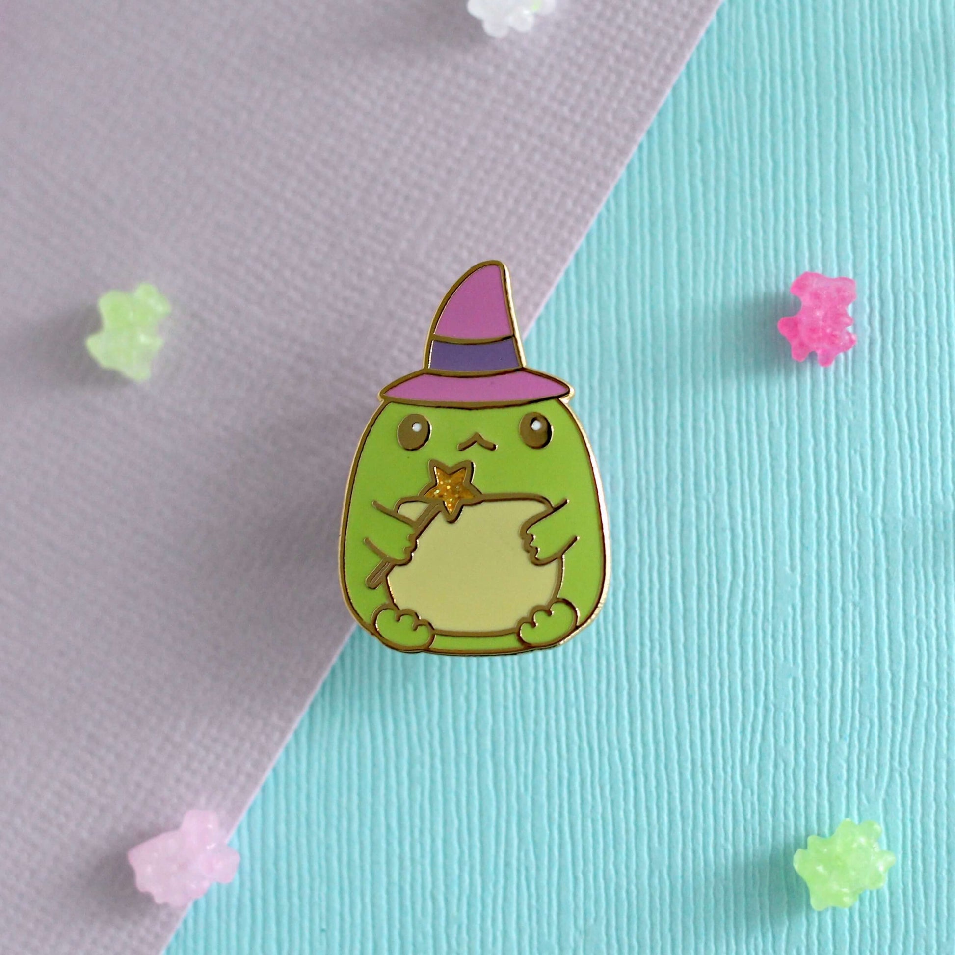 Broche en émail Sorcière crapaud - Broche grenouille verte magique