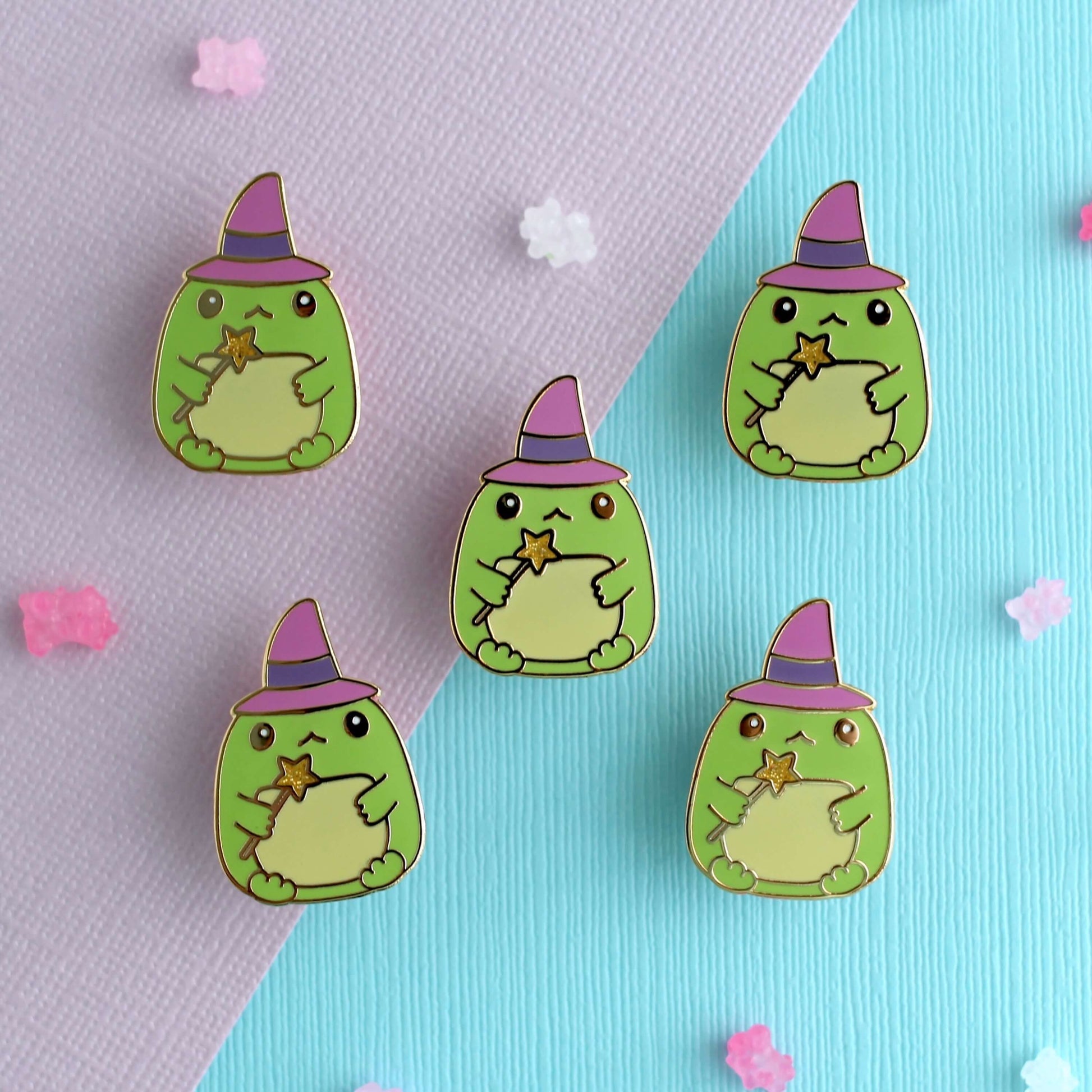 Broche en émail Sorcière crapaud - Broche grenouille verte magique