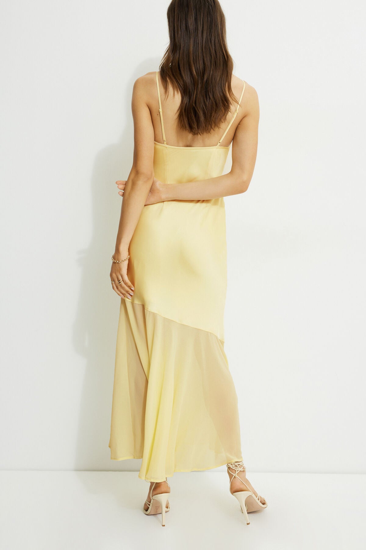 Robe longue asymétrique en satin