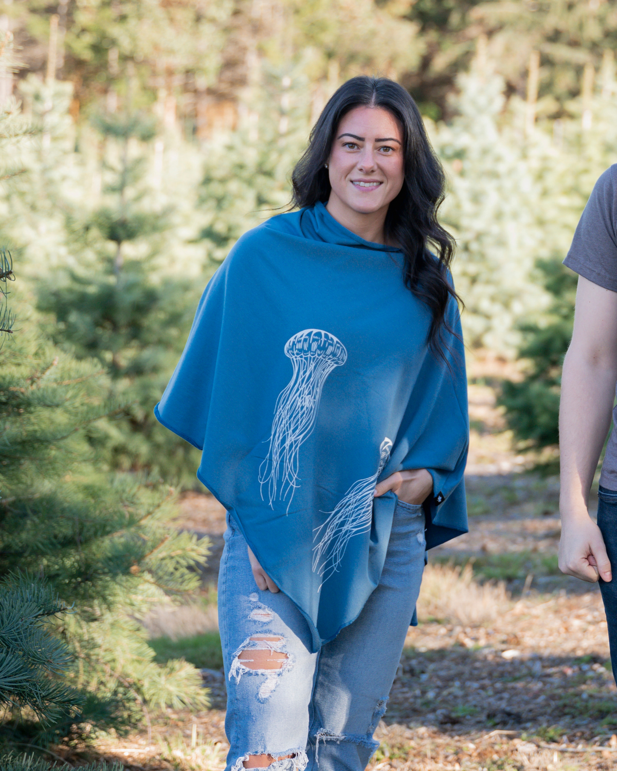 Poncho bleu stellaire à motif de méduses