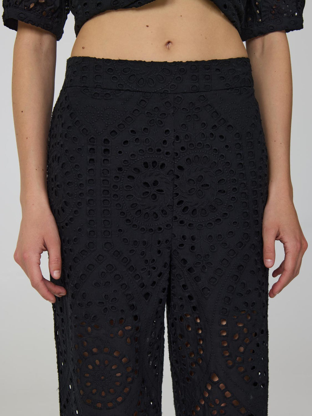 Pantalon court à œillets