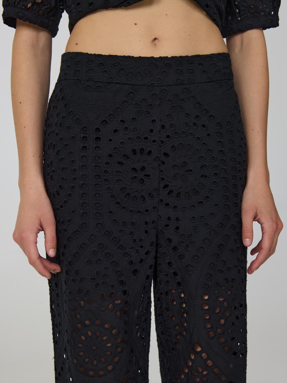 Pantalon court à œillets