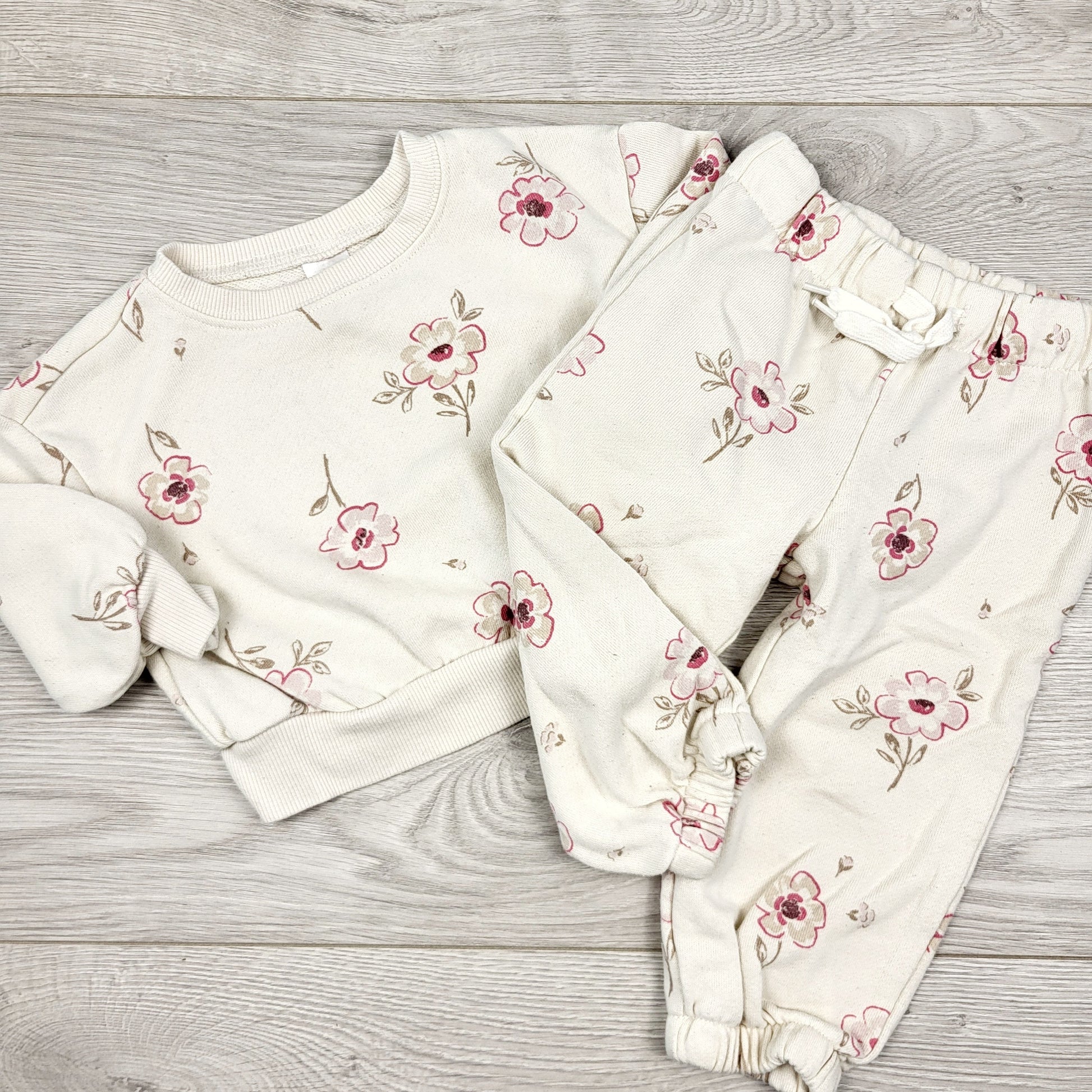 CAAC1 - Ensemble sweat-shirt blanc cassé 2 pièces à fleurs Carters. Taille 12 mois