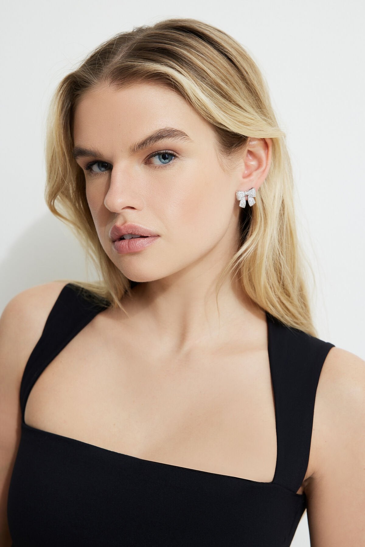 Boucles d'oreilles à nœud en pierres précieuses micropavé