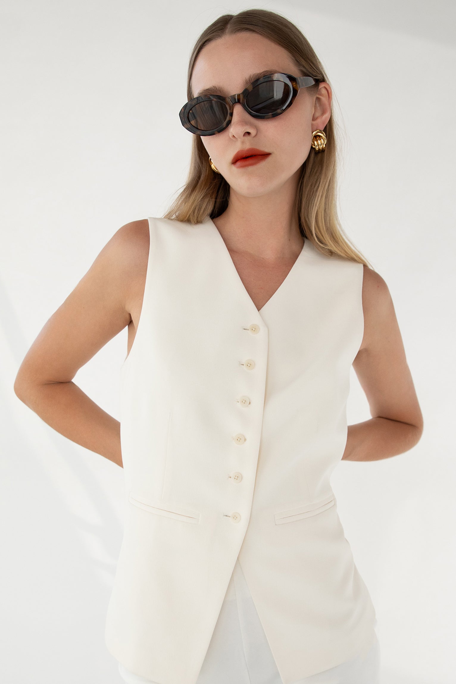 GILET DE COSTUME BOUTONNÉ SUR LE DEVANT