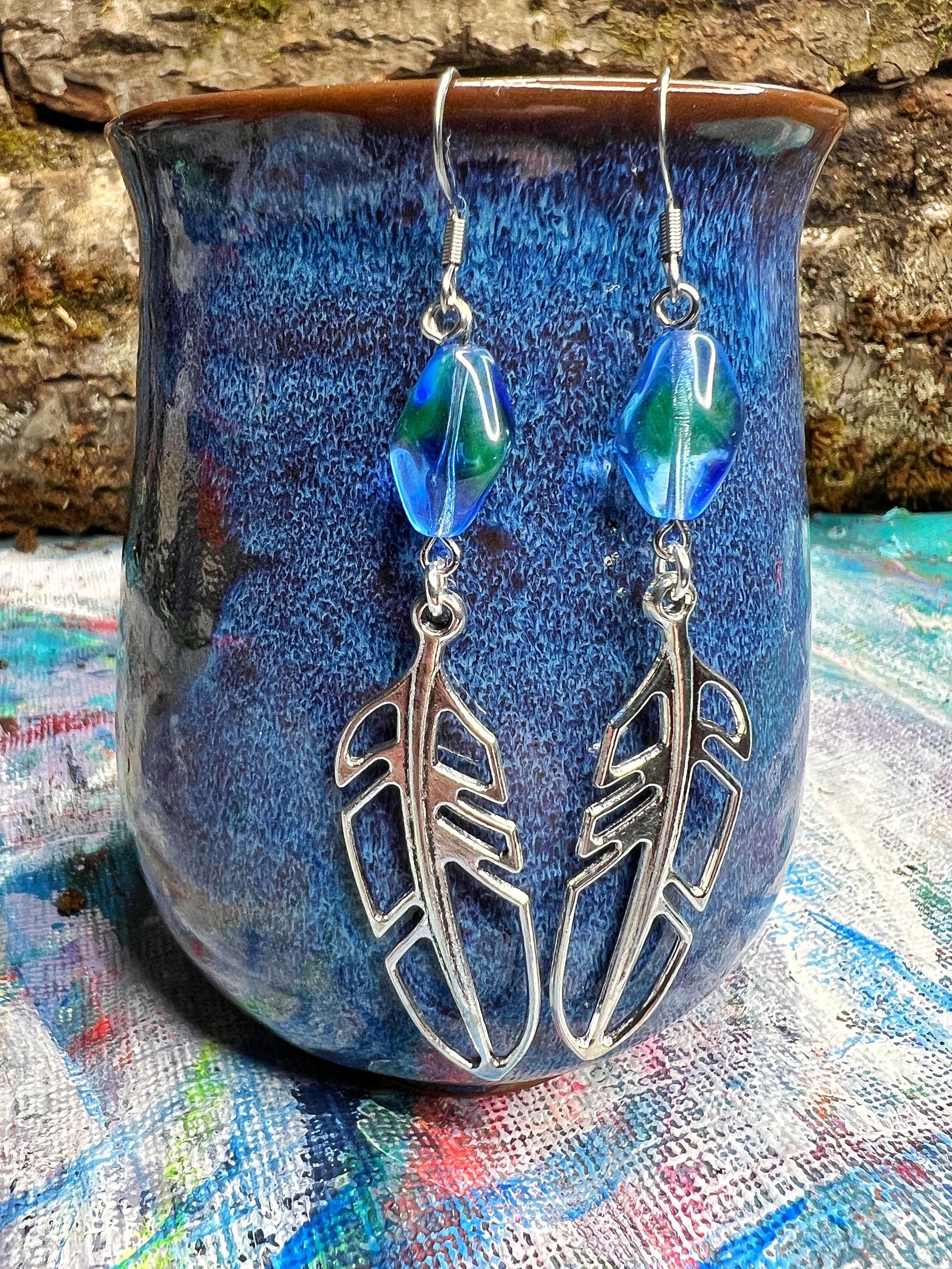 Boucles d'oreilles en perles de verre d'uranium bleu-vert et plumes – Nature-Inspired Glow 