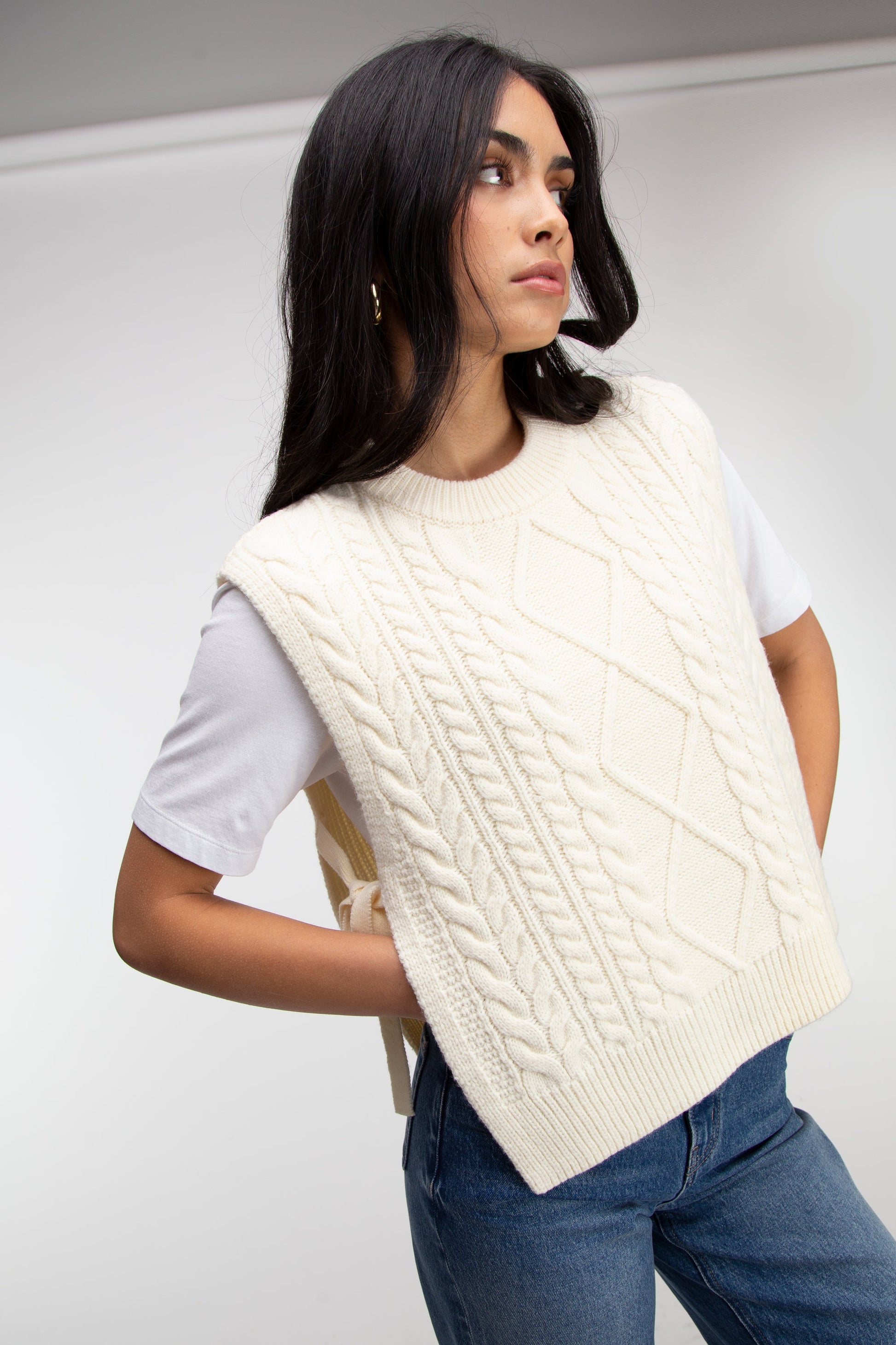 GILET SANS MANCHES EN TRICOT TORSADES AVEC LIEN