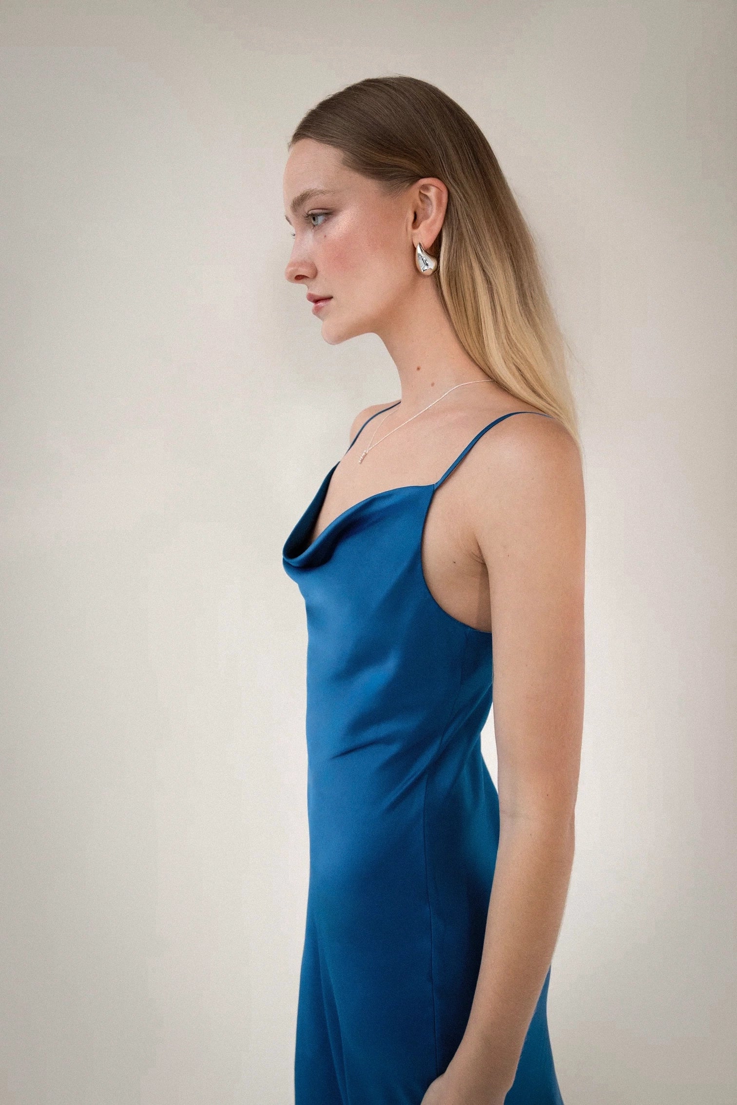ROBE MIDI EN SATIN À COL BÂTONNET