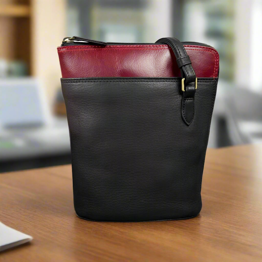 Sac bandoulière ajustable Derek Alexander avec compartiment principal à large fermeture éclair