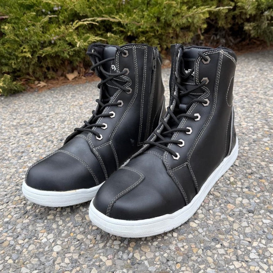 Bottes motardes pour homme. Cuir de vachette noir, semelle blanche, lacets et fermeture éclair latérale.