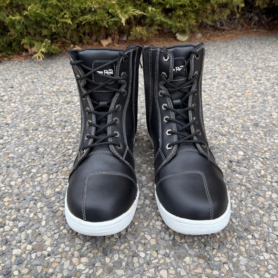 Bottes motardes pour homme. Cuir de vachette noir, semelle blanche, lacets et fermeture éclair latérale.