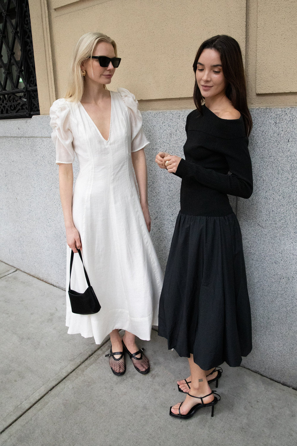 ROBE MIDI À MANCHES LONGUES, ÉPAULES DÉNUDÉES ET OURLET BULLE