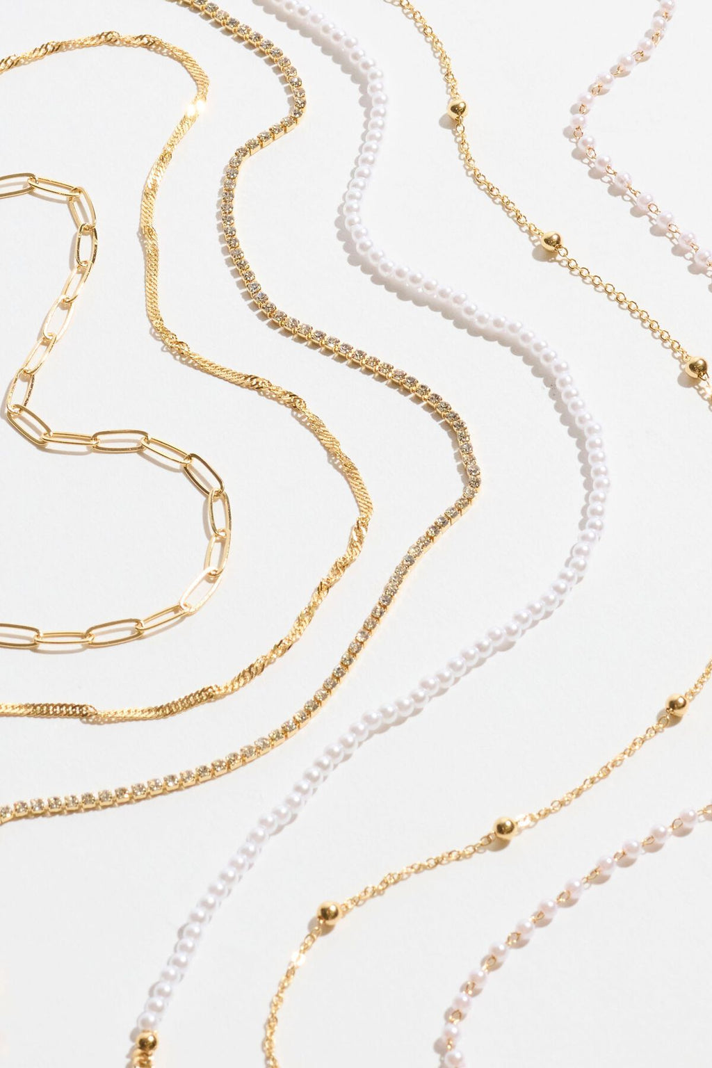 Collier ras du cou en pierres précieuses et perles superposées