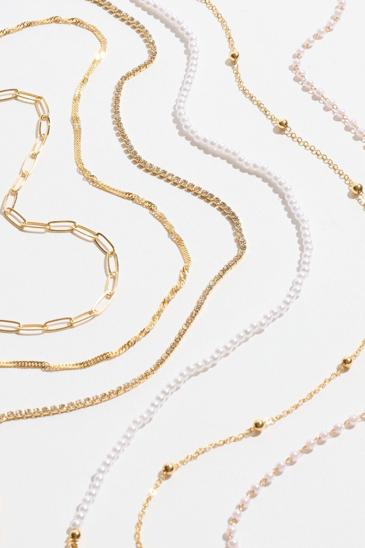 Collier ras du cou en pierres précieuses et perles superposées