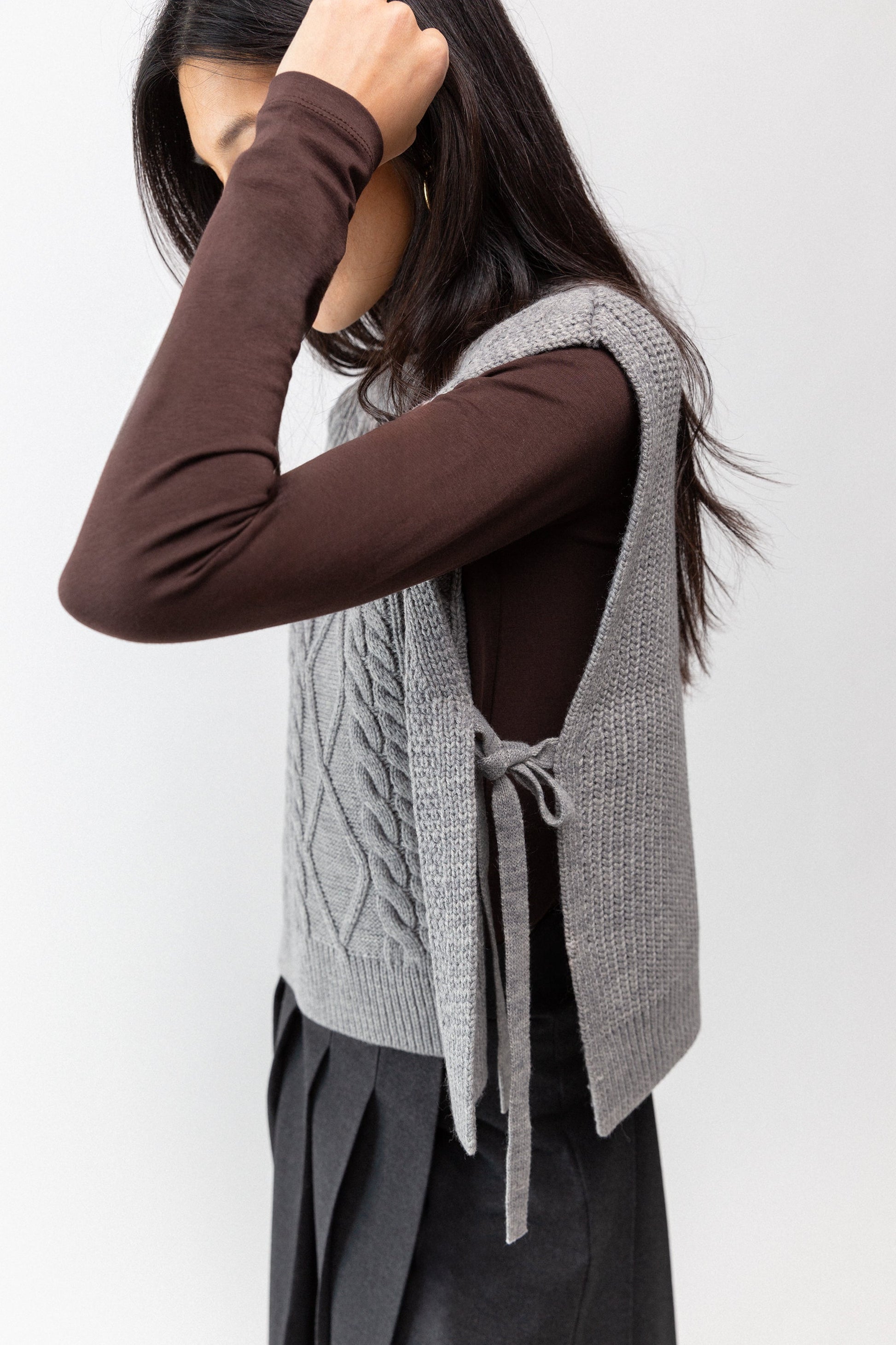 GILET SANS MANCHES EN TRICOT TORSADES AVEC LIEN